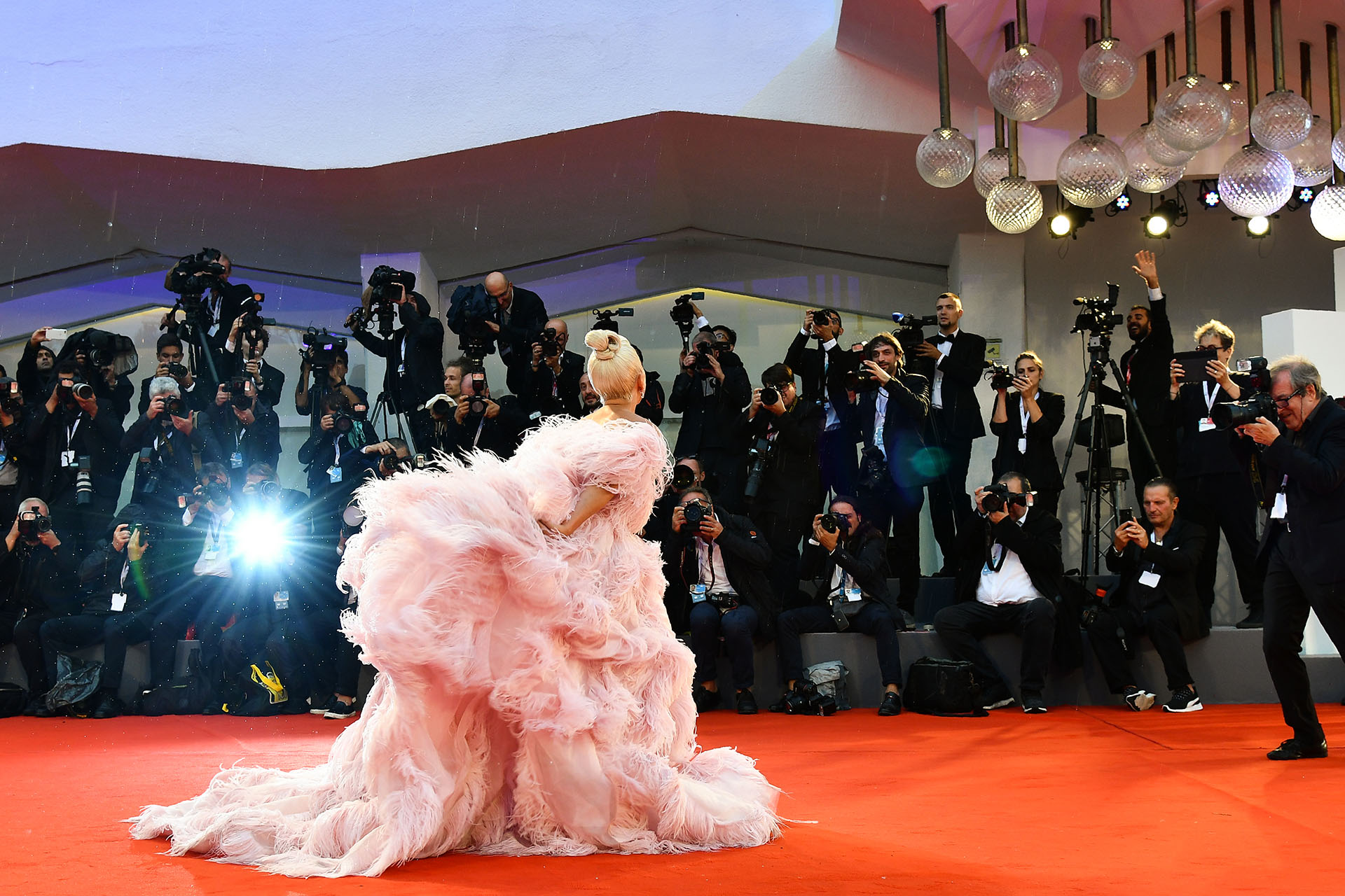Lady Gaga posa ante una multitud de fotógrafos y periodistas
