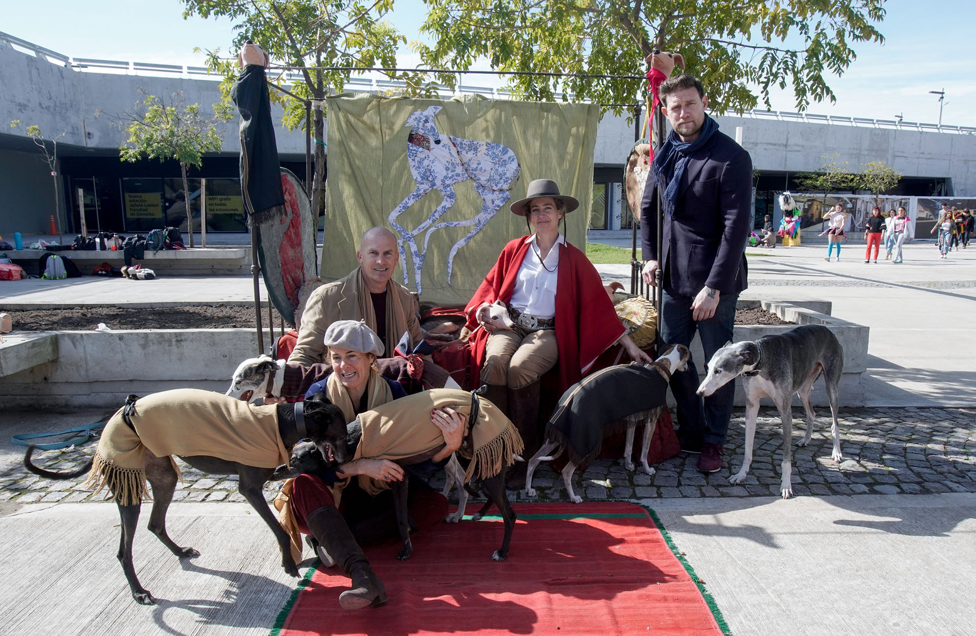“La reunión”, por Fundación Zorba y Desiree de Ridder. “Es una cama antigua de hierro con tapiz hecho a mano con la imagen de un galgo que posee como terminación 4 cabezas esculpidas por mí de cerámica. La propuesta nuestra es que el perro no esté en una cucha al fondo de la casa, sino todo lo contrario, que el perro este con la familia, que esté en convivencia”, dijo la escultora De Ridder a Infobae