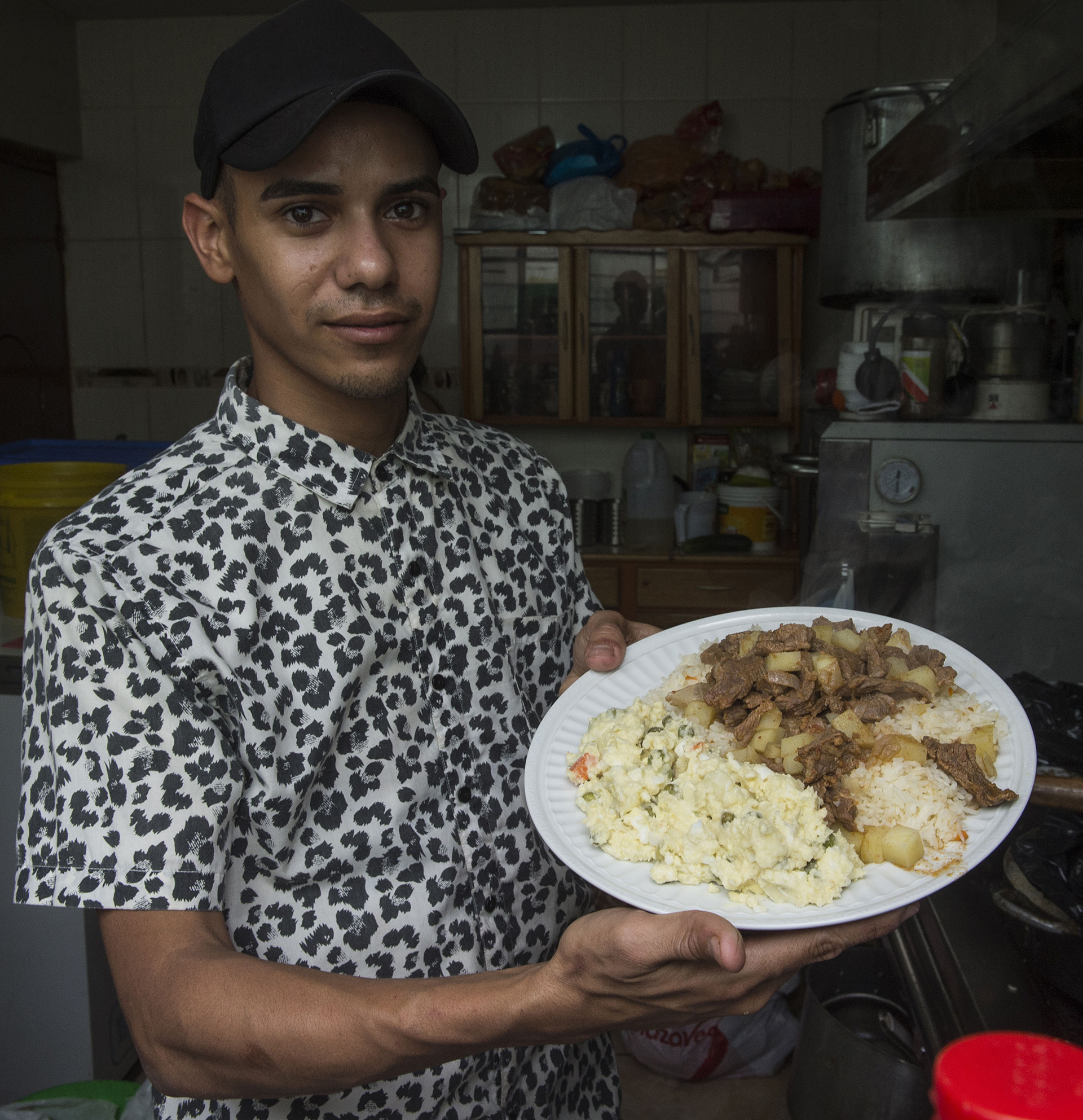 El cocinero es el venezolano Brean Villegas, de 22 años, a quien lo tiene sin cuidado el llamado del presidente Nicolás Maduro para que los emigrados dejen de lavar “pocetas” (retretes) y vuelvan a Venezuela