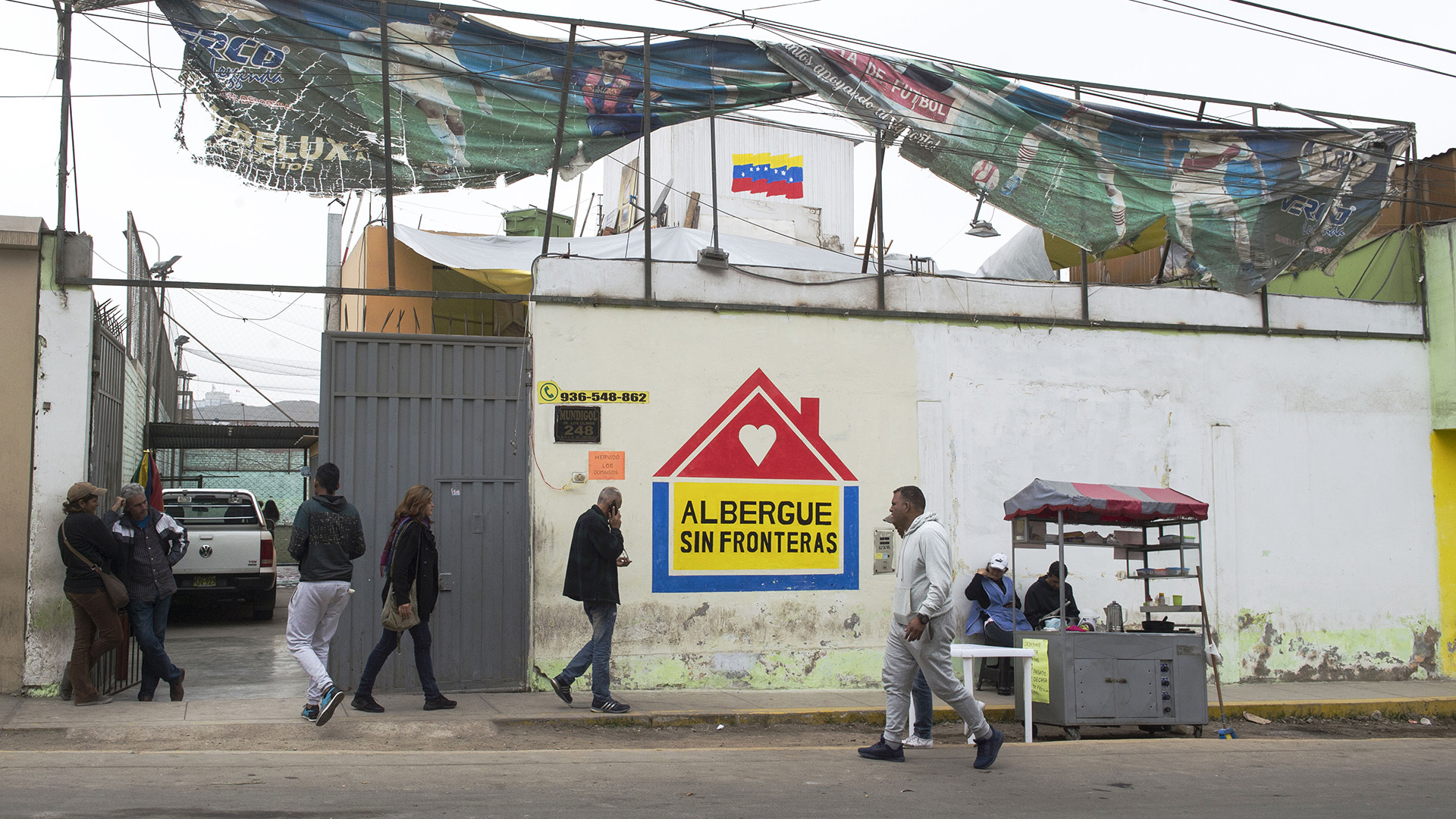 La casa, en cuya fachada fue pintada una bandera venezolana, tiene tres habitaciones, dos baños, una cocina, una sala y un patio con toldo