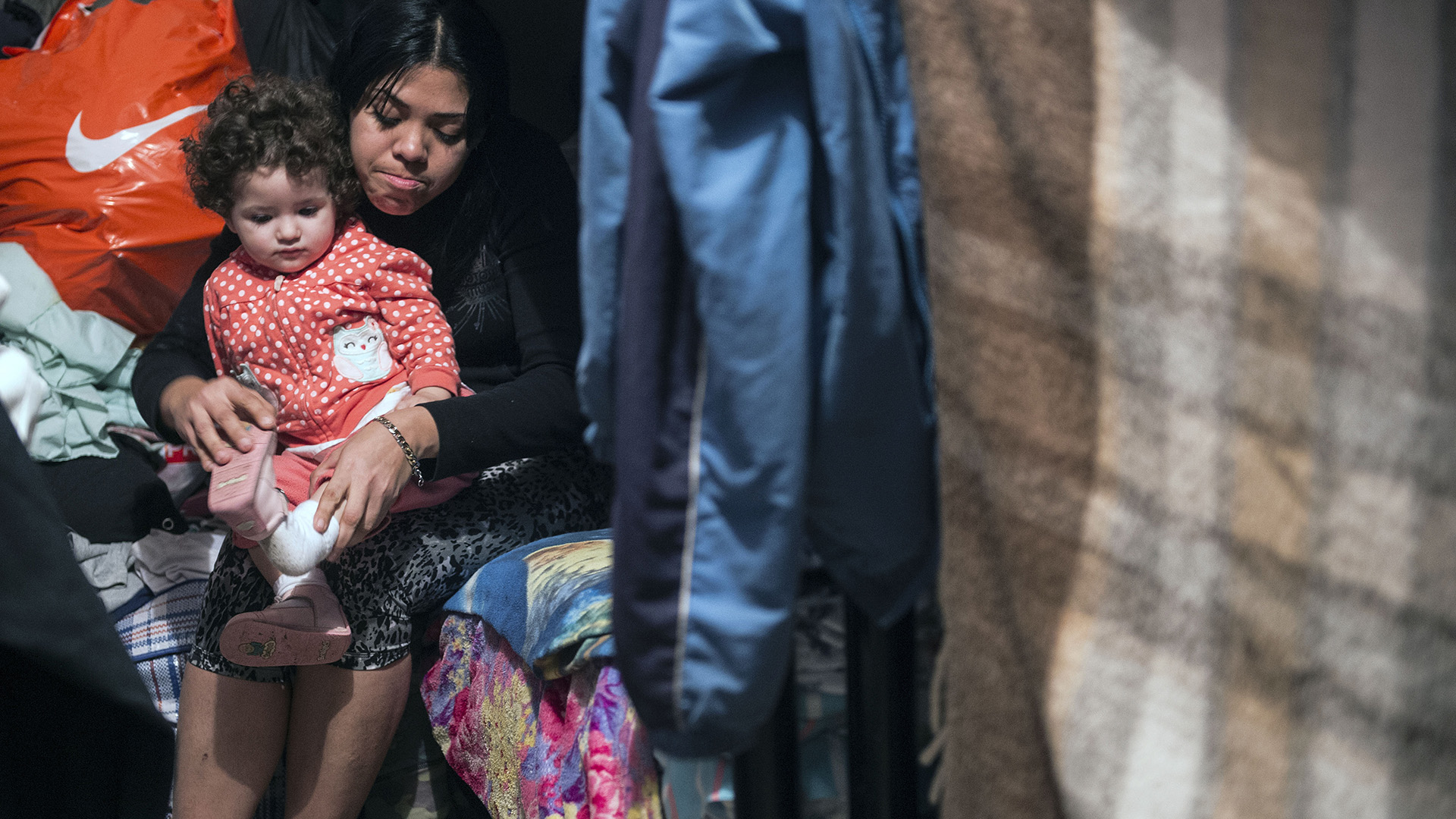 “No se les cobra un centavo por esta aquí. Lo único que es les pide es colaboración con la limpieza”, indica el samaritano, que vivió la dura experiencia de ser migrante en Japón y Corea del Sur en la década de 1990