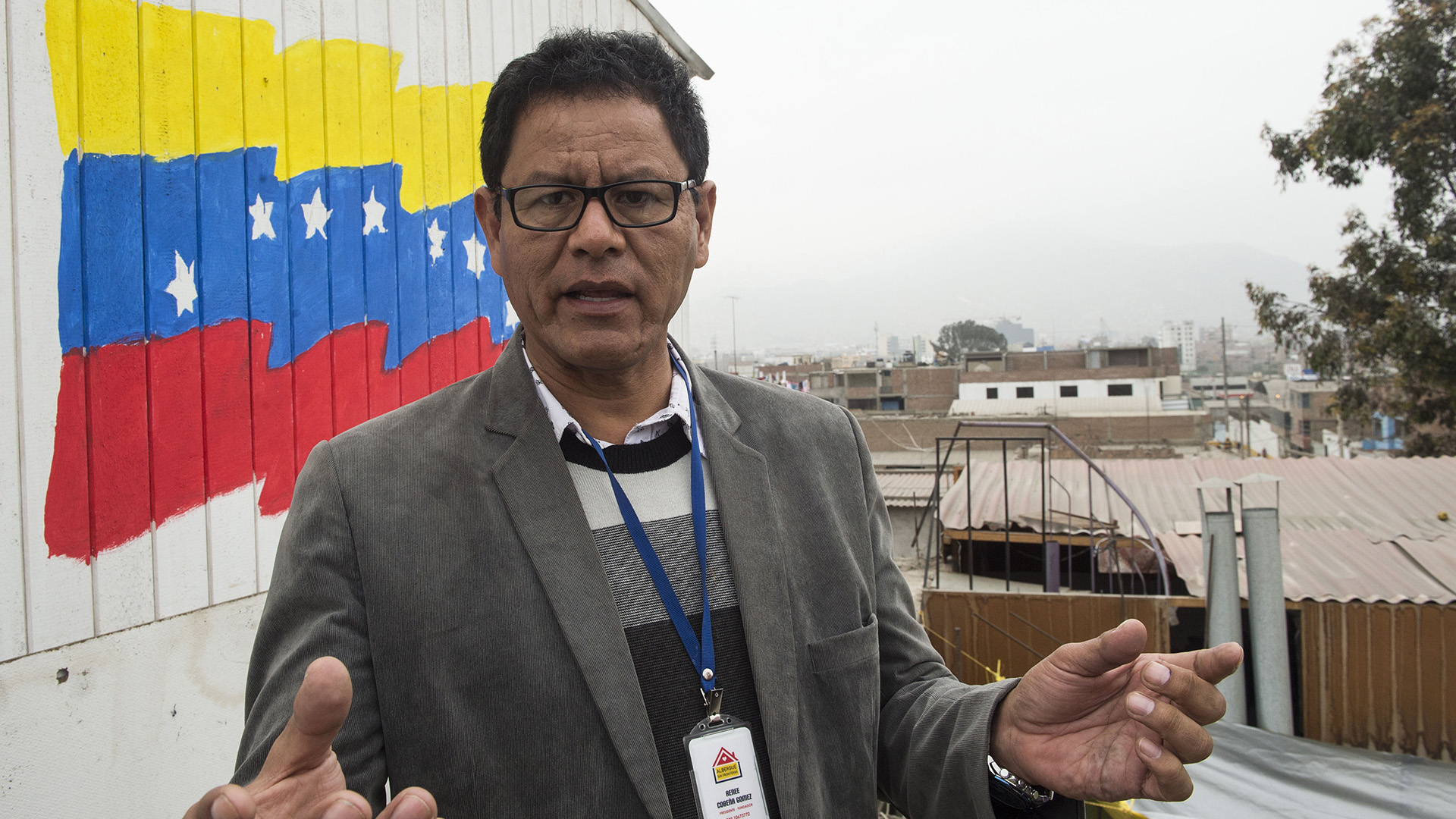 El empresario Cobeña, que no recibe apoyo del gobierno ni de organizaciones privadas, acaba de pedir ayuda a la agencia de la ONU para los refugiados, pero mantendrá el albergue aunque no la consiga. “Les voy a dar la mano hasta donde se pueda”, dice