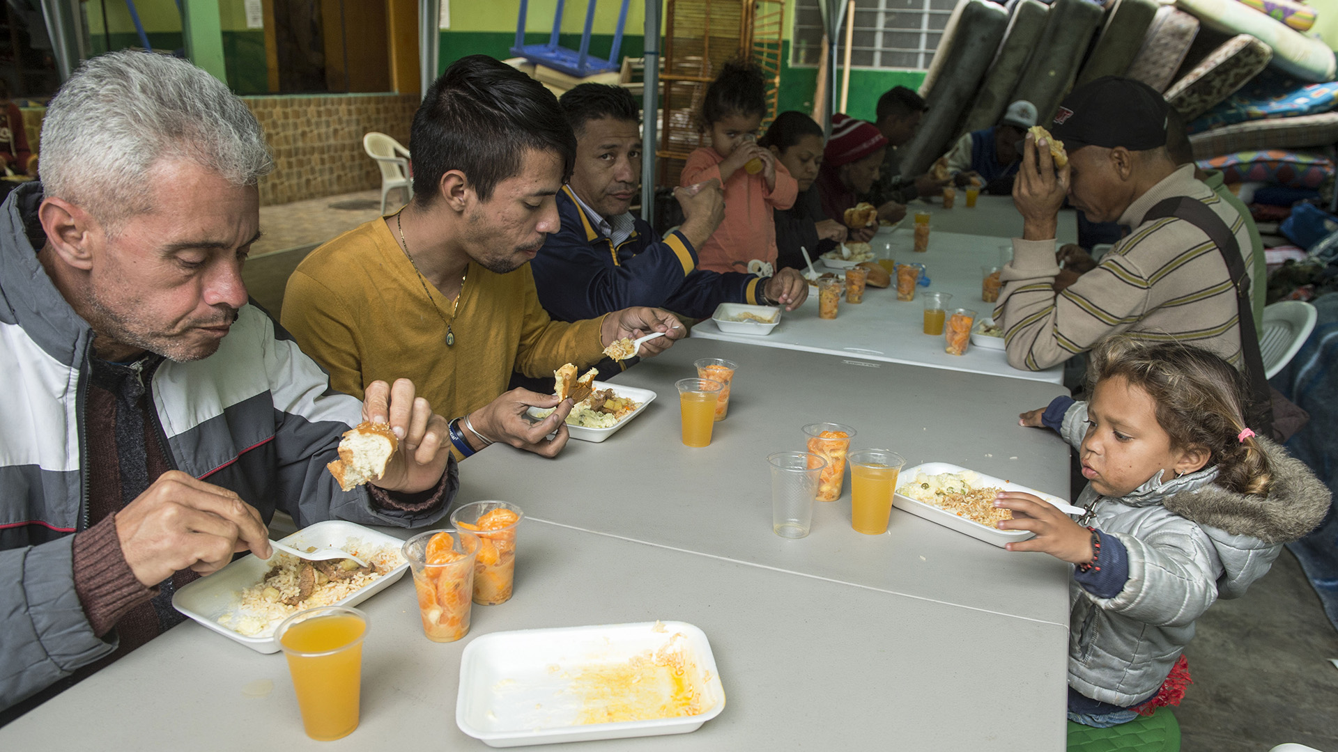 Al principio, Cobeña les daba un plato de comida al día, pero gracias a donaciones de amigos, empresarios y peruanos emigrados, ahora les brinda desayuno, almuerzo y cena. El menú de este viernes fue carne guisada con arroz