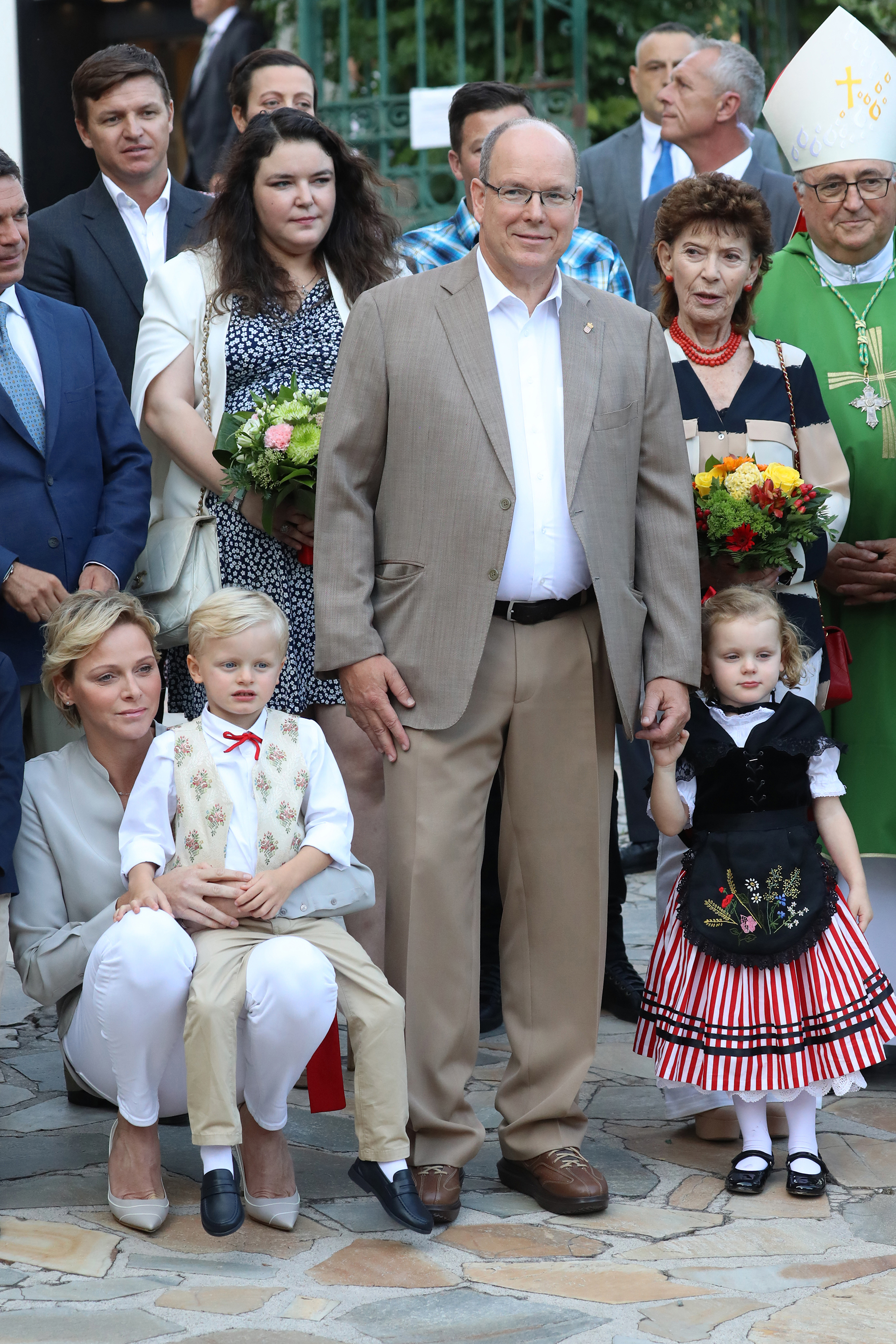 Gabriella vistió una falda a rayas coloradas y blancas, una blusa blanca y un chaleco negro con flores