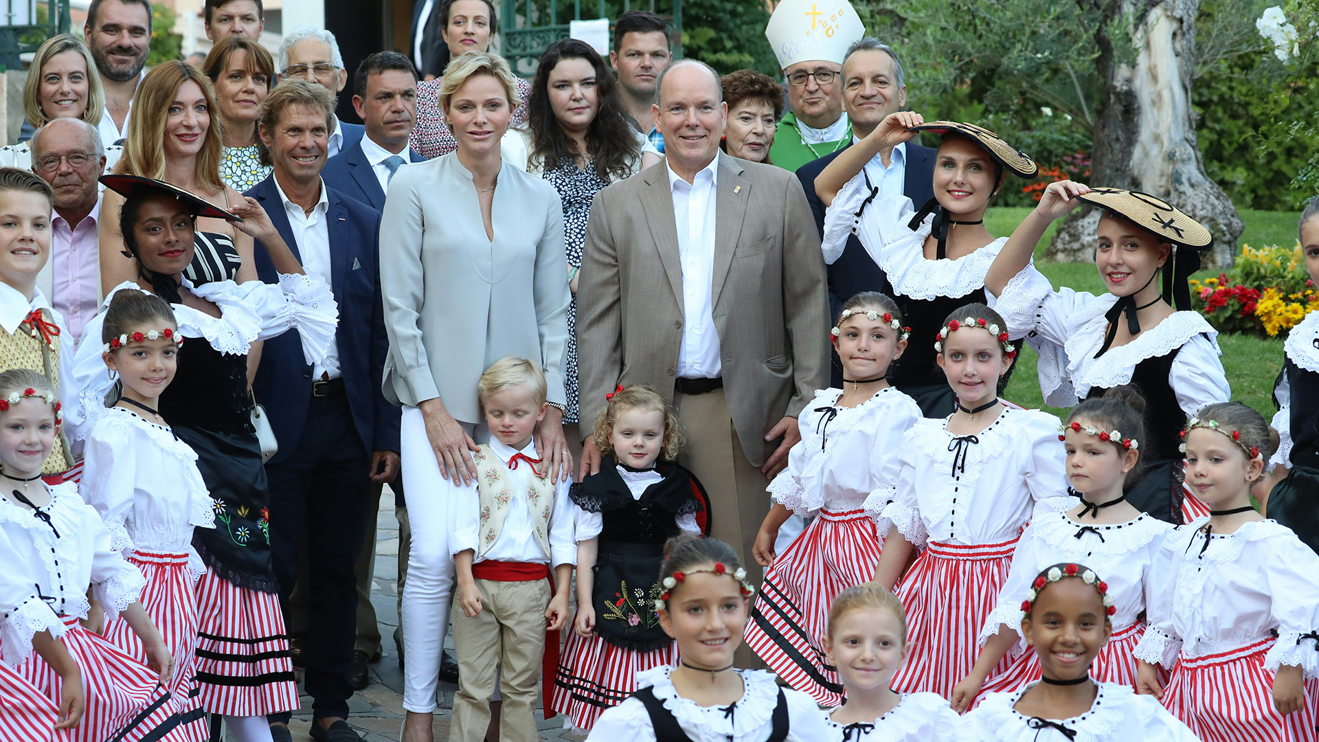 La princesa Charlene volvió a hacer gala de su elegancia con una camisa gris perla, pantalones blancos y stilettos
