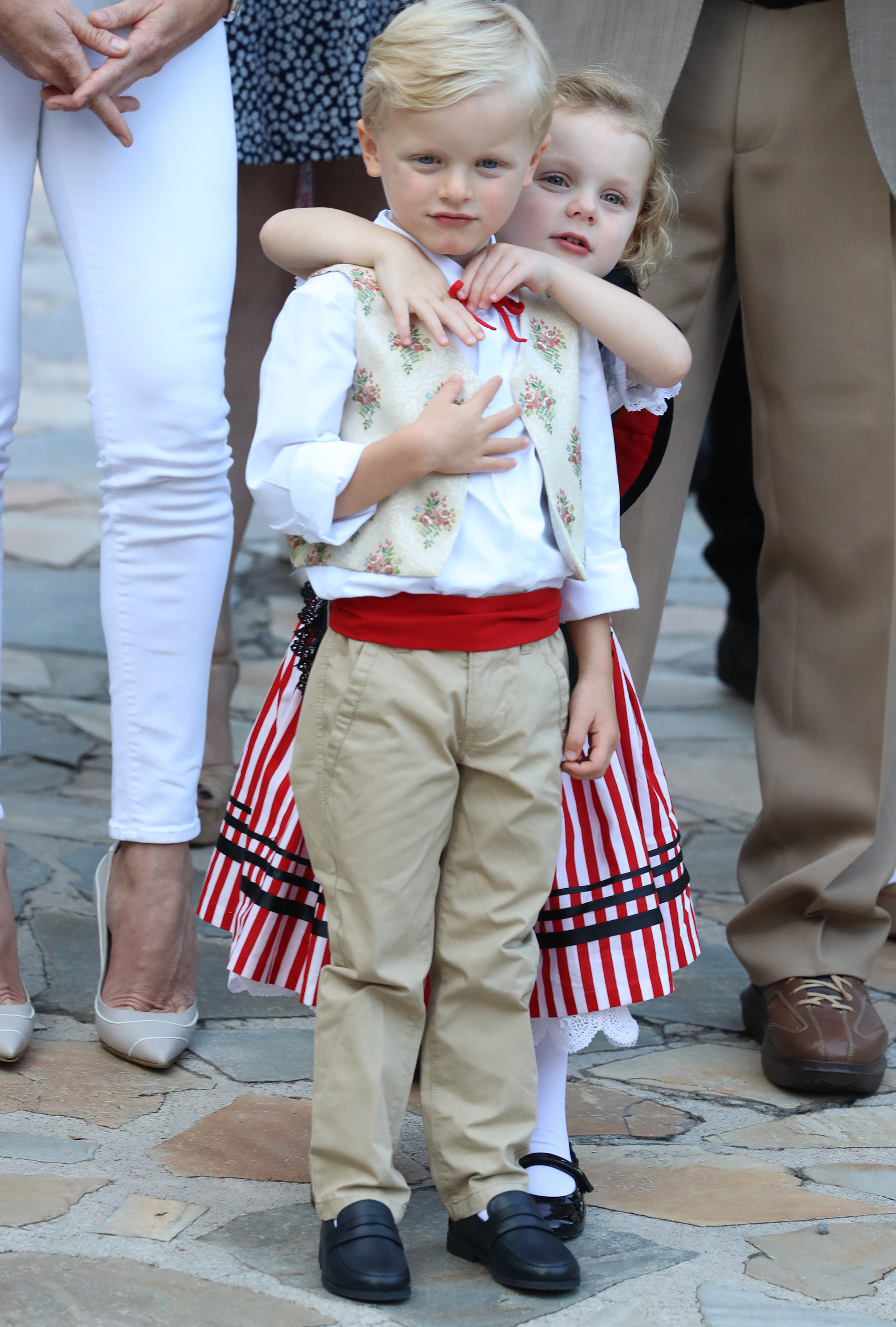 Jacques vistió un pantalón claro, una faja colorada y un chaleco con pequeñas flores