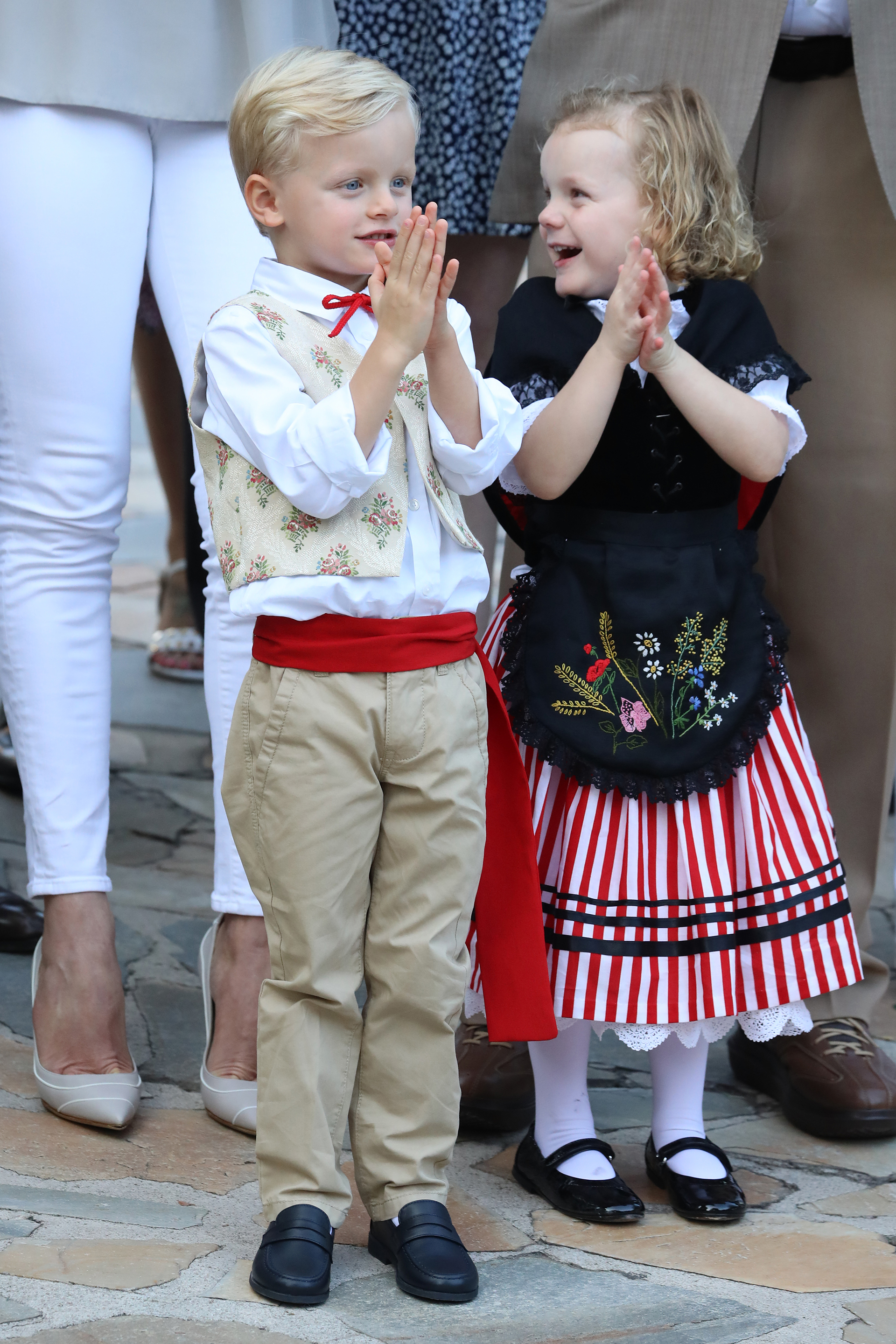 Los príncipes lucieron los trajes tradicionales del Principado, al igual que muchos de los asistentes al picnic