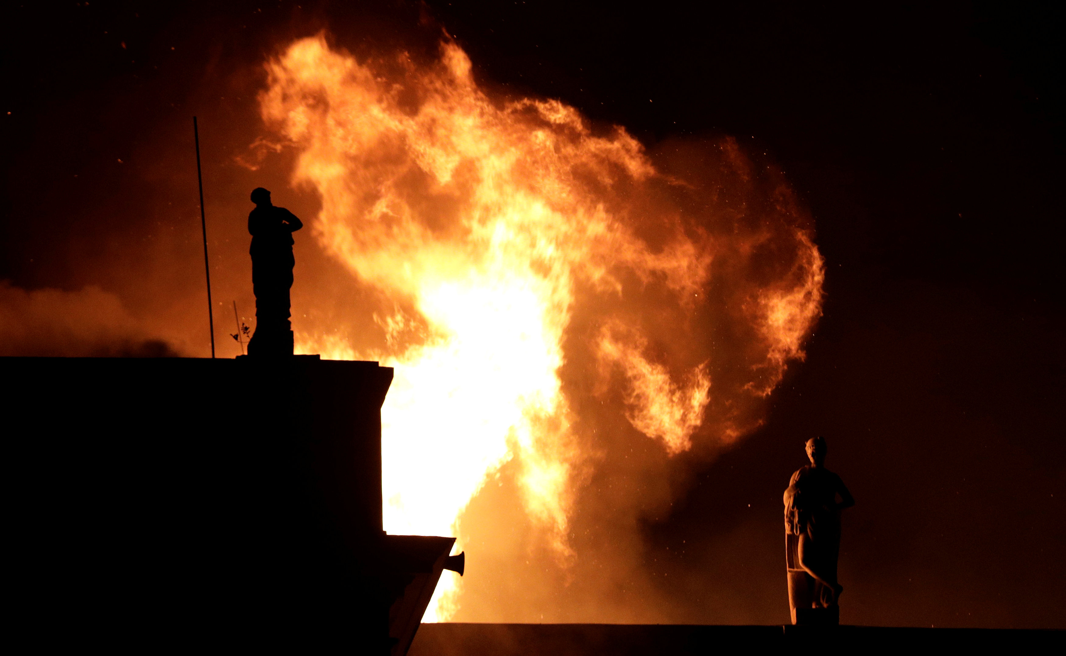 Una columna de fuego brota del museo (Reuters)
