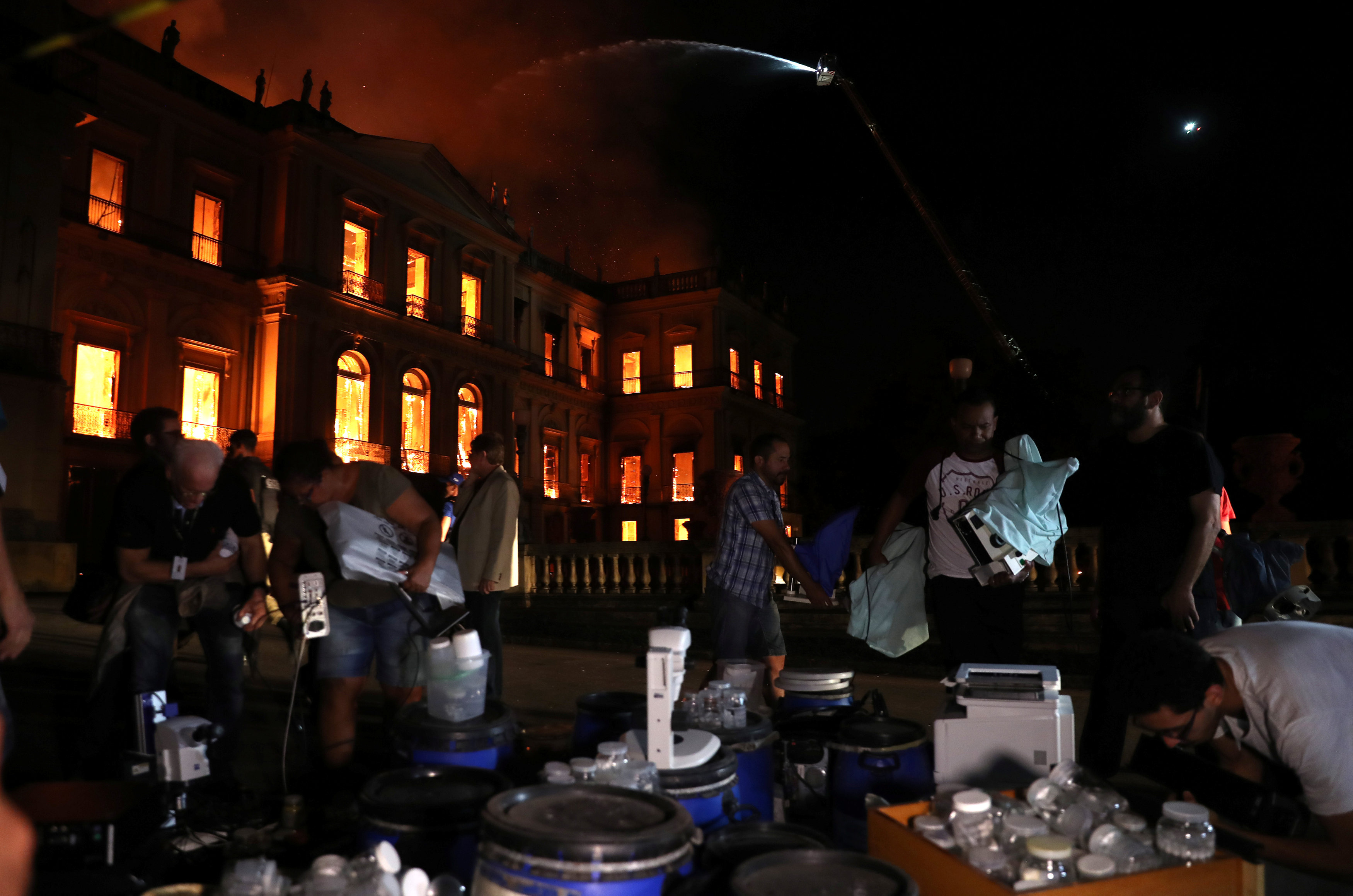 Personas rescatan todo los objetos que pueden durante el incendio (Reuters)