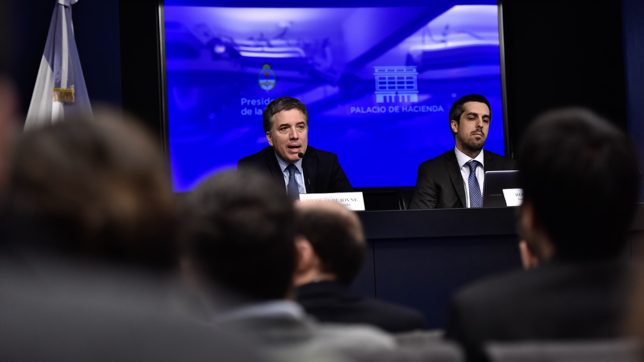 El ministro Nicolás Dujovne y su secretario de Hacienda Rodrigo Pena confían en el poder de la disciplina fiscal y el cepo monetario para bajar la inflación en pocos meses más (Adrián Escandar)