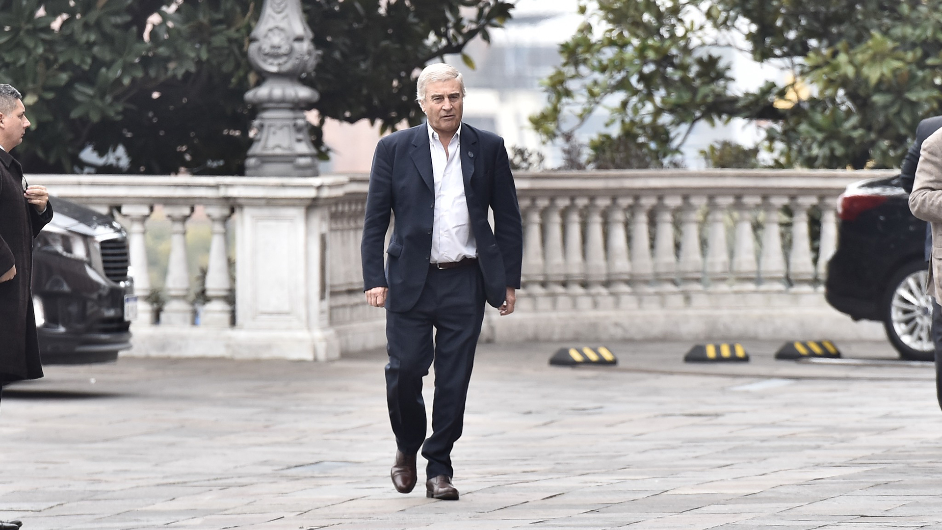 Oscar Aguad sigue al frente del Ministerio de Defensa luego de que el domingo se le ofreciera al radical Ernesto Sanz en una de las reuniones realizadas en Olivos y no aceptó