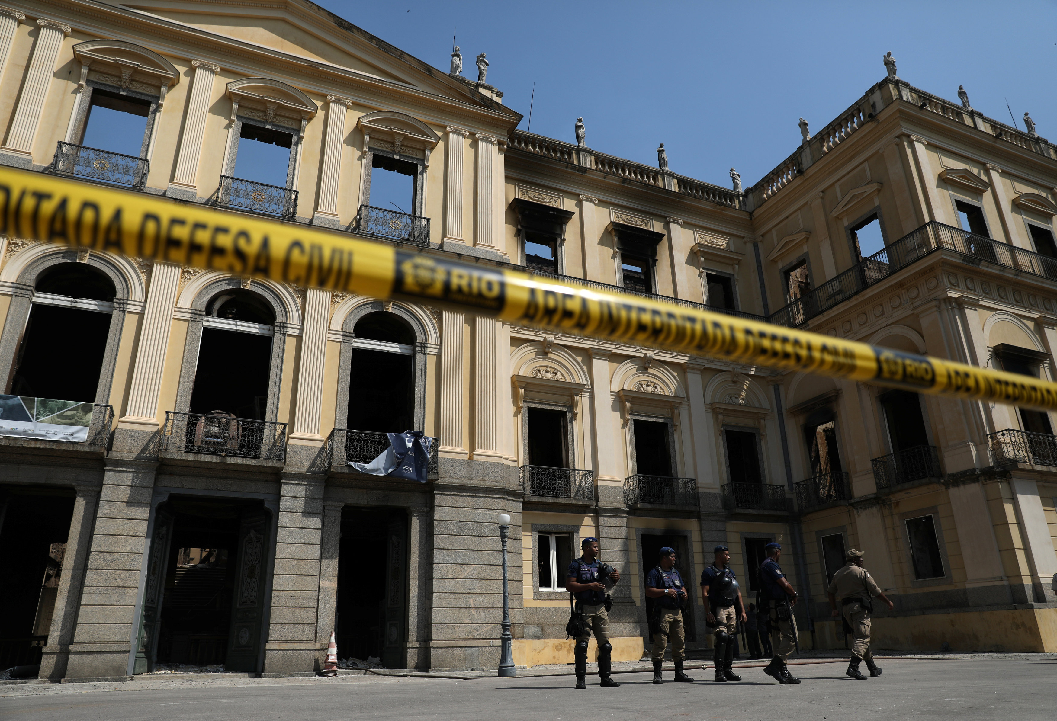La policía cercando el museo un día después del incendio (Reuters)