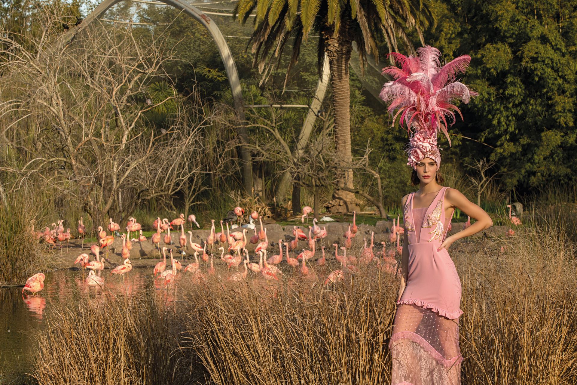 Vestido de crepé elastizado con pechera bordada ($ 23.000, China by Natalia Antolin) y tocado hecho a mano con flores y plumas artificiales (Fabi Pojatti). (Fot0: Fernando Venegas/ Para Ti)