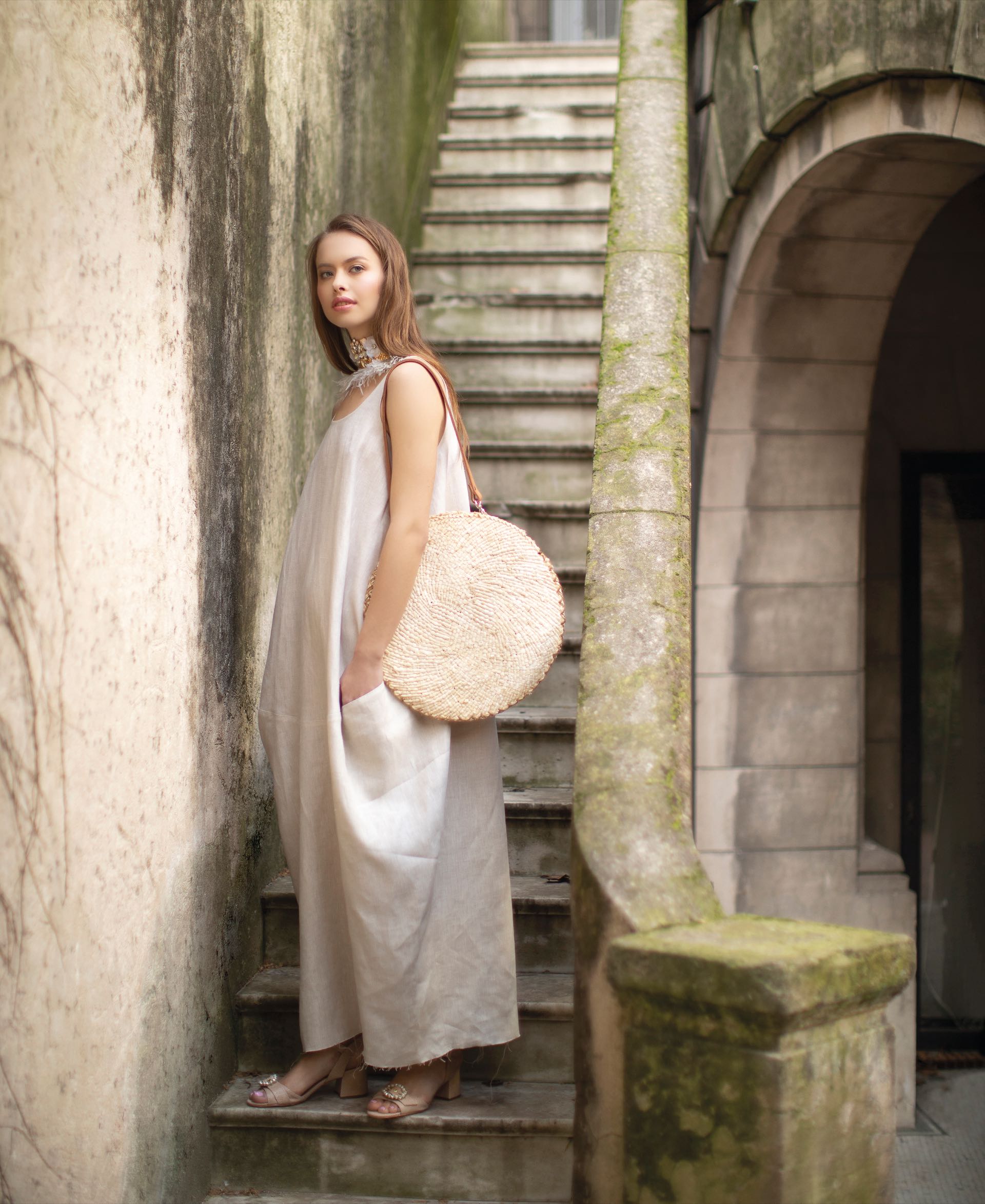 Vestido maxi de lino ($ 11.000, Zito), cartera circular con tira de cuero ($ 2.900, Cipitria), sandalias ($ 3.350, Sofi Martiré) y gargantilla ($ 1.900, Los Vados del Isen). (Foto: Chris Beliera/ Para Ti)