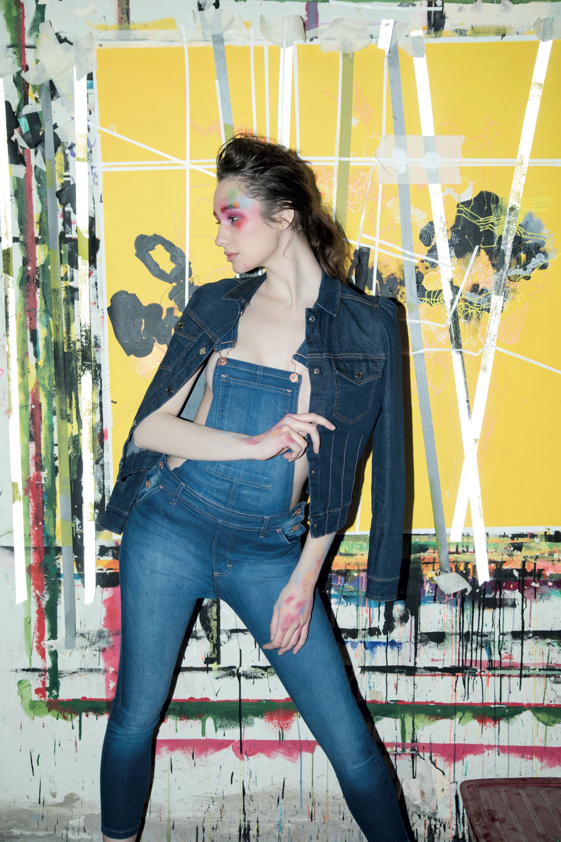 Campera de jean ($ 3.980, Markova) y jardinero ($ 2.850, Wanama). (Foto: Fernando Venegas/ Para Ti) Obra de arte de Guigui Kohon. www.guiguikohon.com. IG @guiguikohon