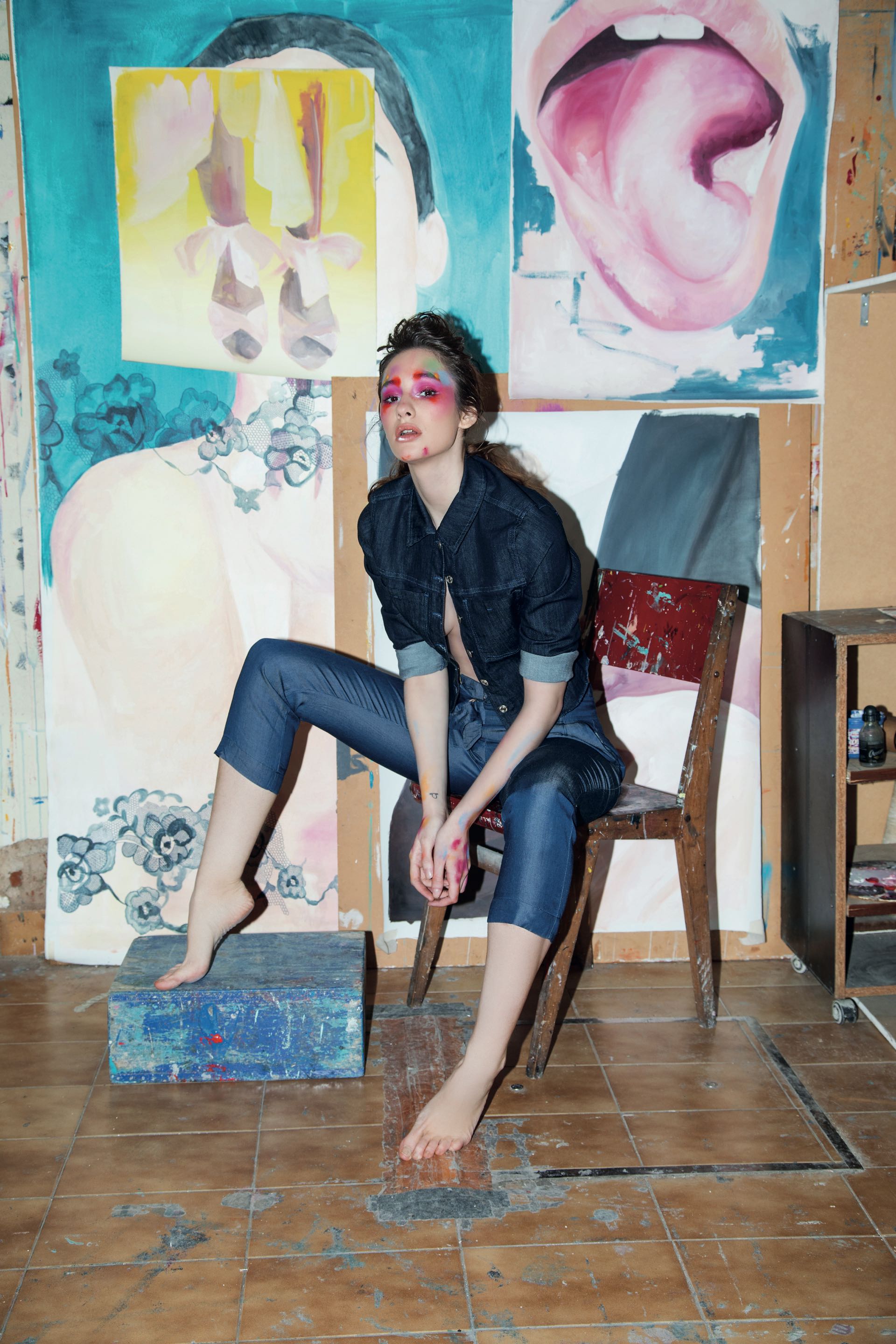 Campera corta ($ 4.200, Kosiuko) y pantalón con lazo ($ 3.790, Carmela Chaval). (Foto: Fernando Venegas/ Para Ti) Obra de arte de Elina Carullo. www.elinacarullo.com. IG @eli_carullo