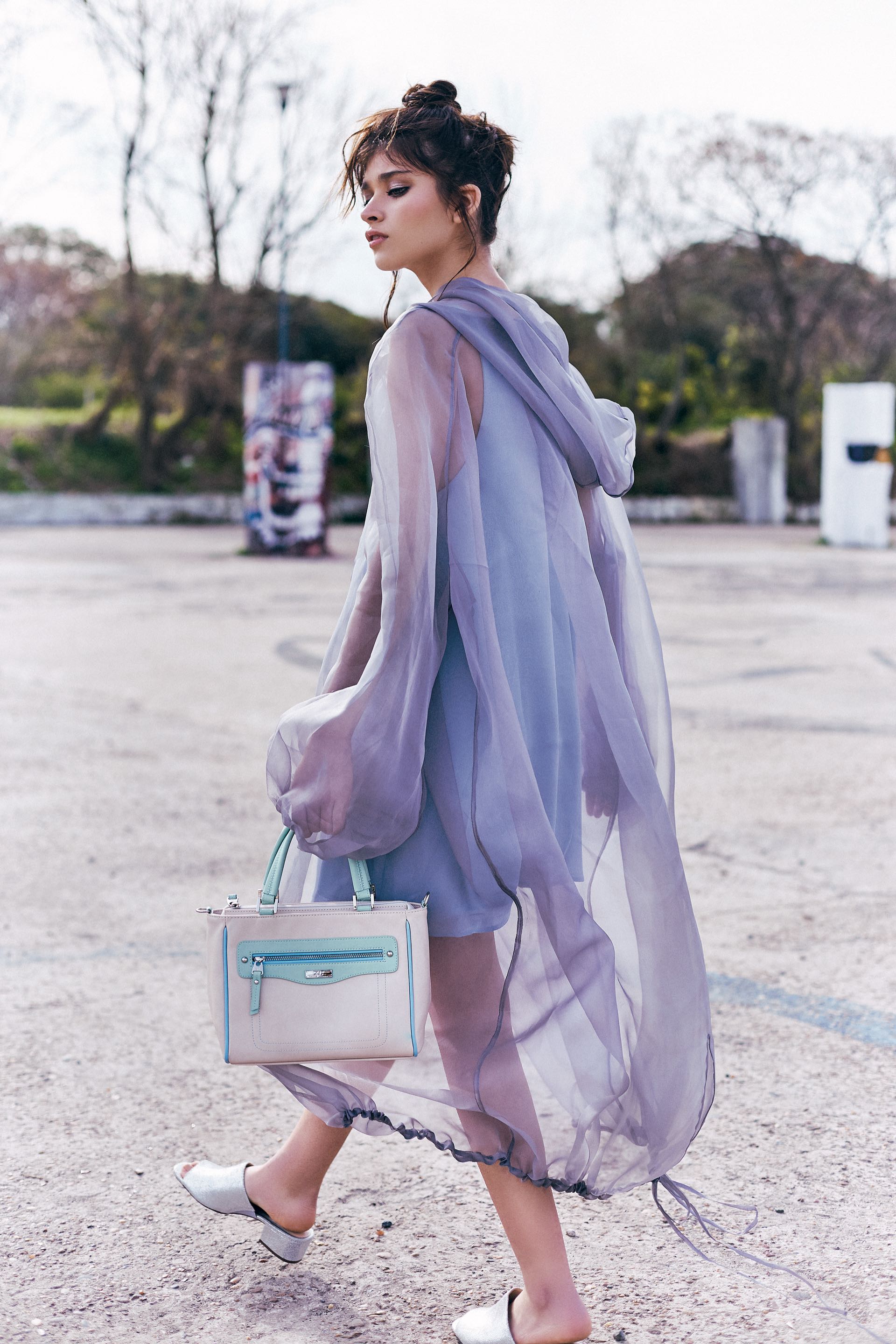 Capa de organza con capucha ($ 5.000, FP), vestido sin mangas ($ 1.159, Ossira), cartera condetalles de color ($ 2.290, XL Extra Large) y sandalias ($ 3.100, Hush Puppies). (Foto: Chino Toccalino/ Para Ti)