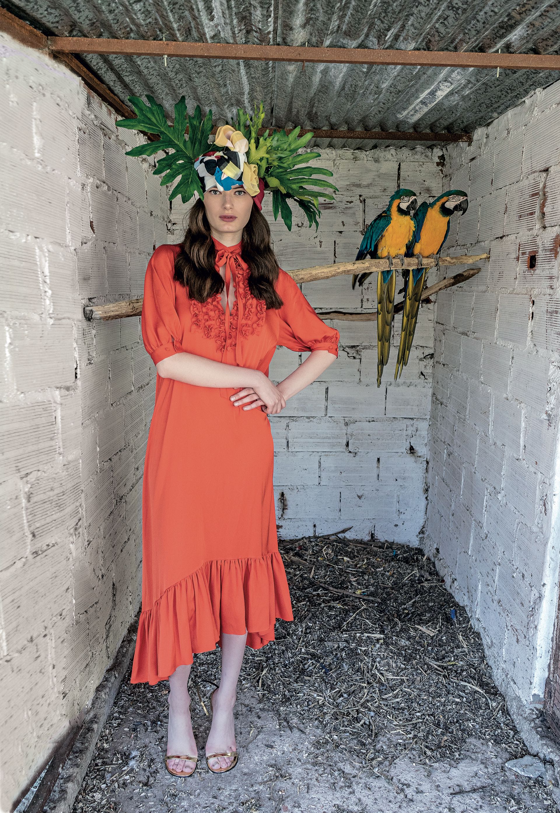 Vestido de seda natural y sandalias (Evangelina Bomparola). (Foto: Juan Jauregui/ Para Ti)