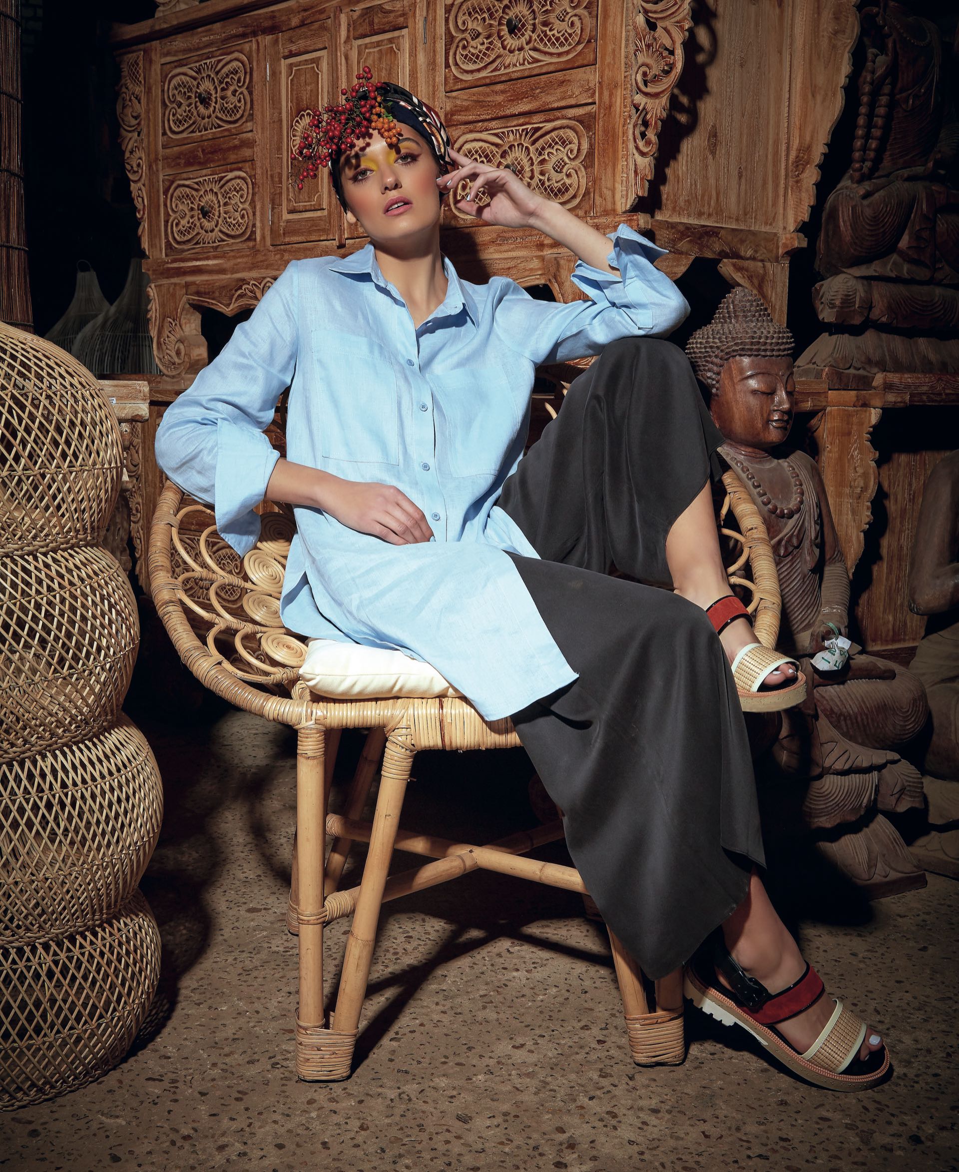 Camisa con bolsillos en la delantera ($ 4.600, Vitamina), pantacourt ($ 4.900, Rapsodia) y sandalias de rafia ($ 6.980, Mishka). (Foto: Marcello Molinari/ Para Ti)