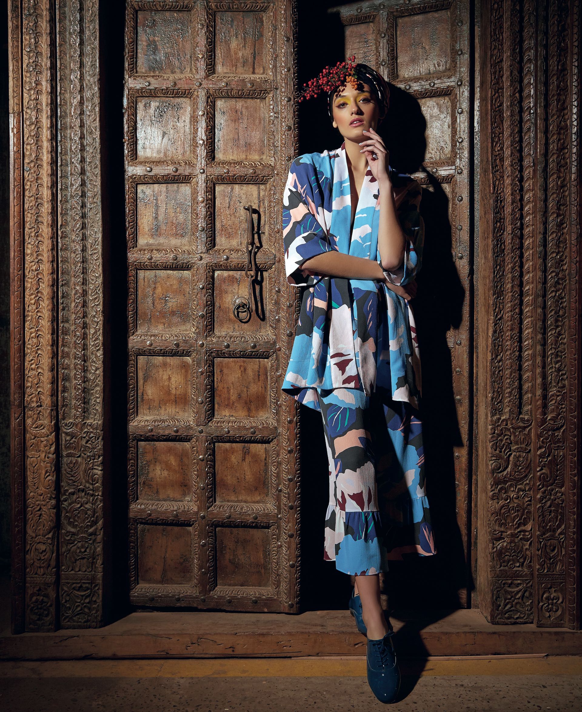 Kimono y pantacourt ($ 4.600 y $ 4.400, Vitamina) y zapatos acordonados ($ 4.260, Mishka). (Foto: Marcello Molinari/ Para Ti)