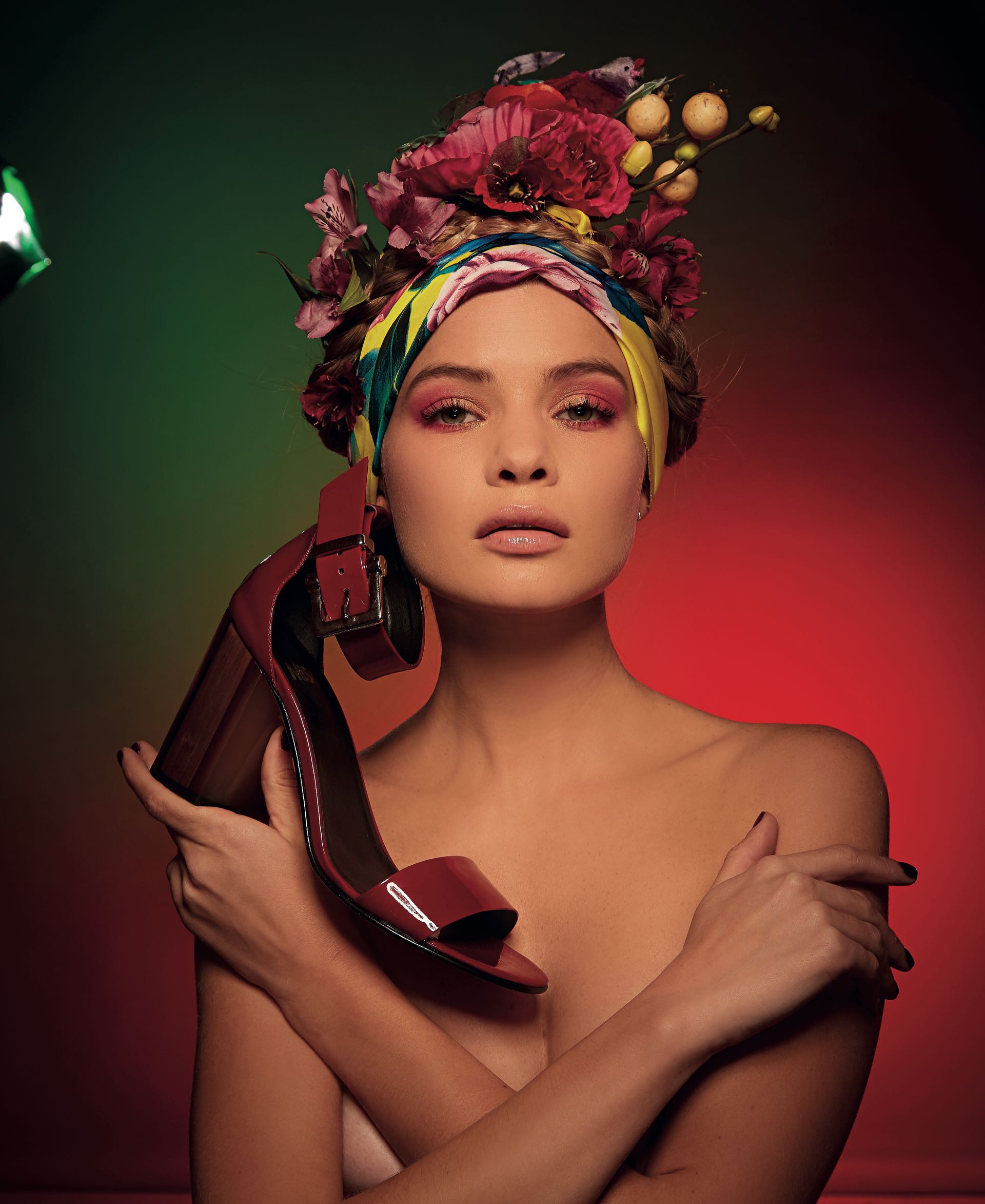 Zapato de charol con taco de acrílico ($ 7.780, Mishka). Tocado (Gabriella Capucci). (Foto: Marcello Molinari/Para Ti)