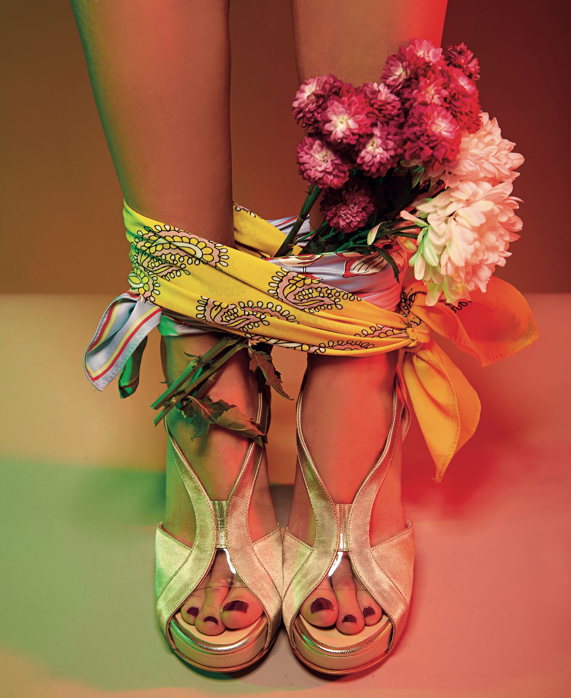 Zapatos dorados con detalle de acrílico ($ 11.500, Sylvie Geronimi). Pañuelo celeste (Uma) y lazo (Gabriella Capucci). (Foto: Marcello Molinari/Para Ti)