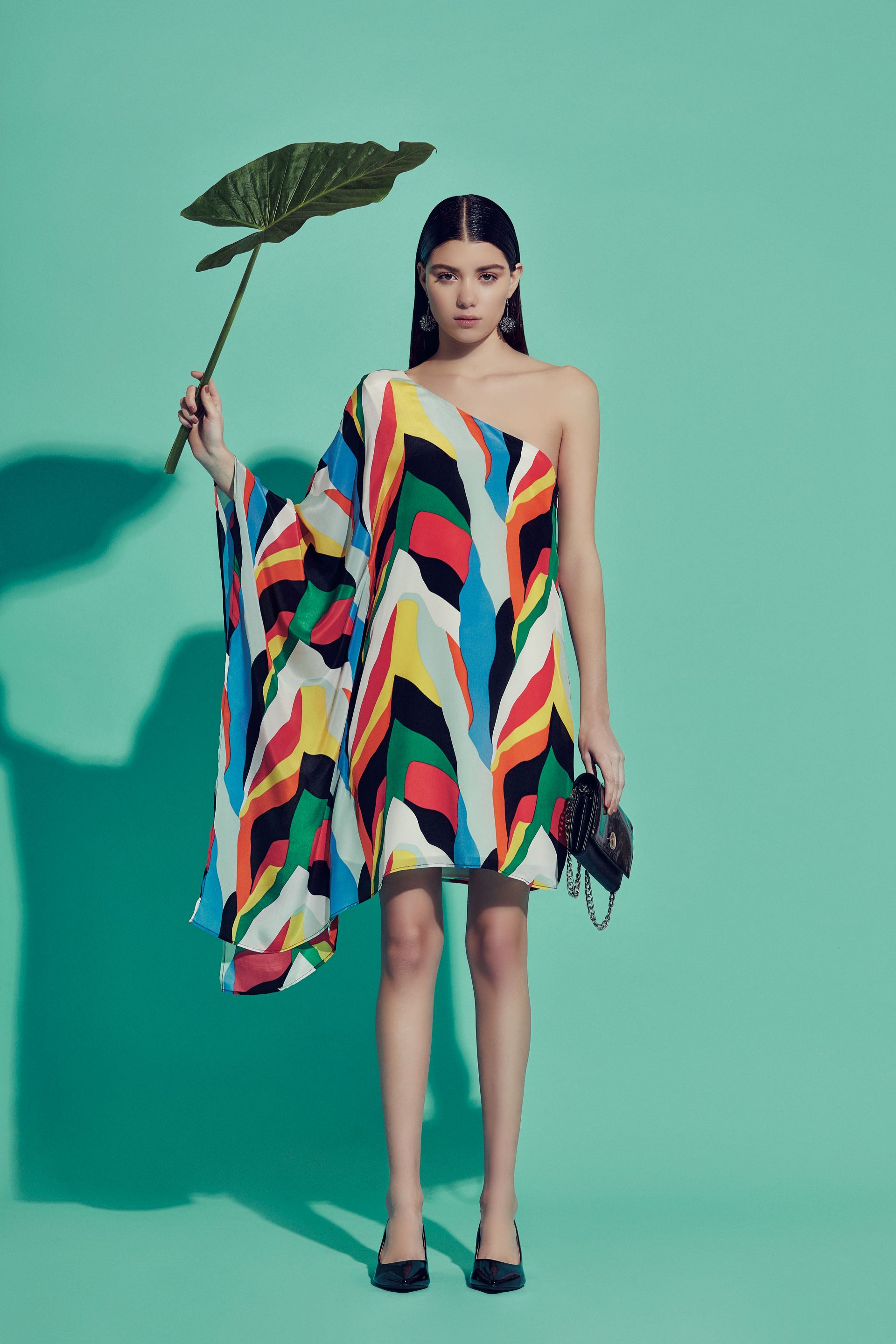 Vestido de seda estampada con un solo hombro ($ 6.998, Ayres) y zapatos ($ 2.290, Viamo). Cartera de charol ($ 2.300, Vitamina) y aros ($ 390, India Style). (Foto: Chino Toccalino/ Para Ti)