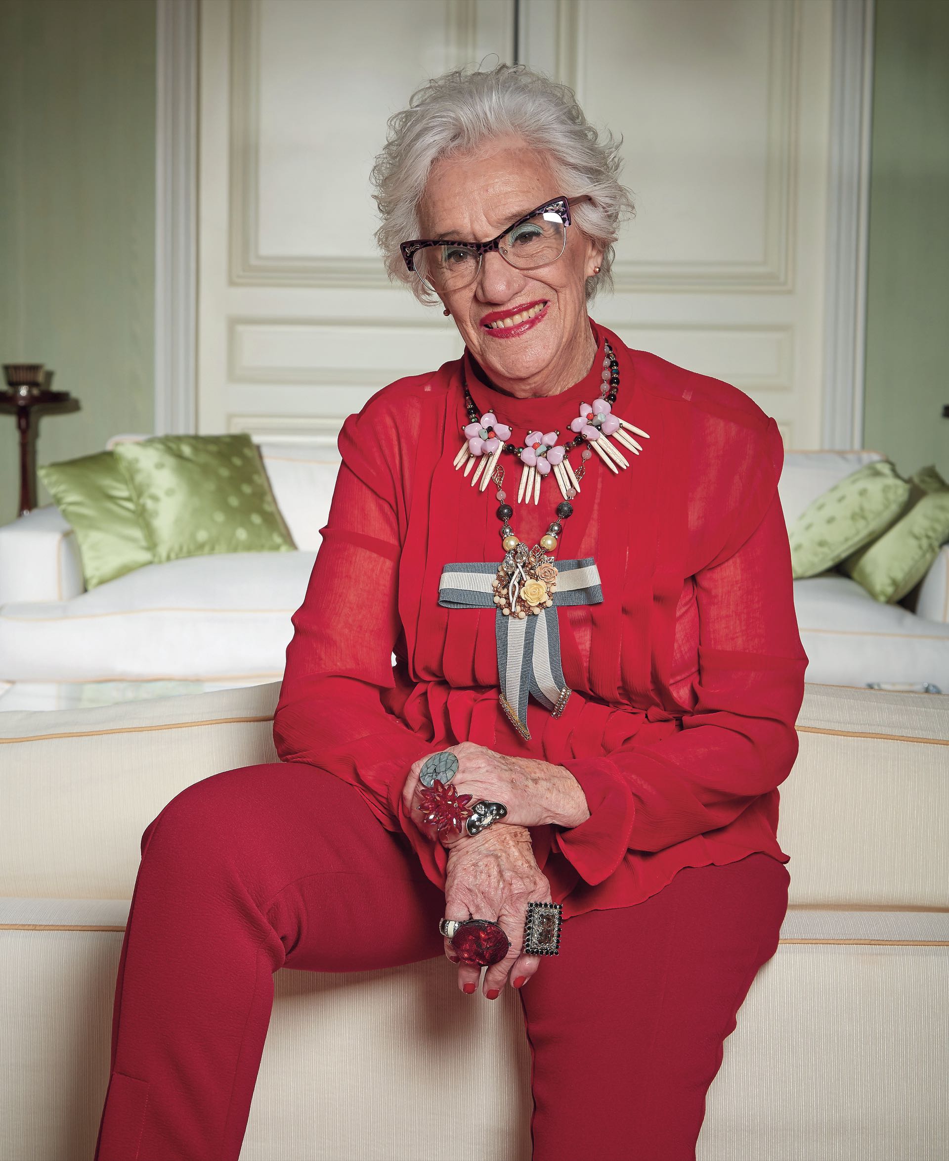 Chaqueta con volados y pantalón de crepé ($ 5.000 y $ 4.000 Laurencio Adot), collares de perlas, pulseras y anillos (Gabriella Capucci). (Foto: Marcello Molinari/ Para Ti)