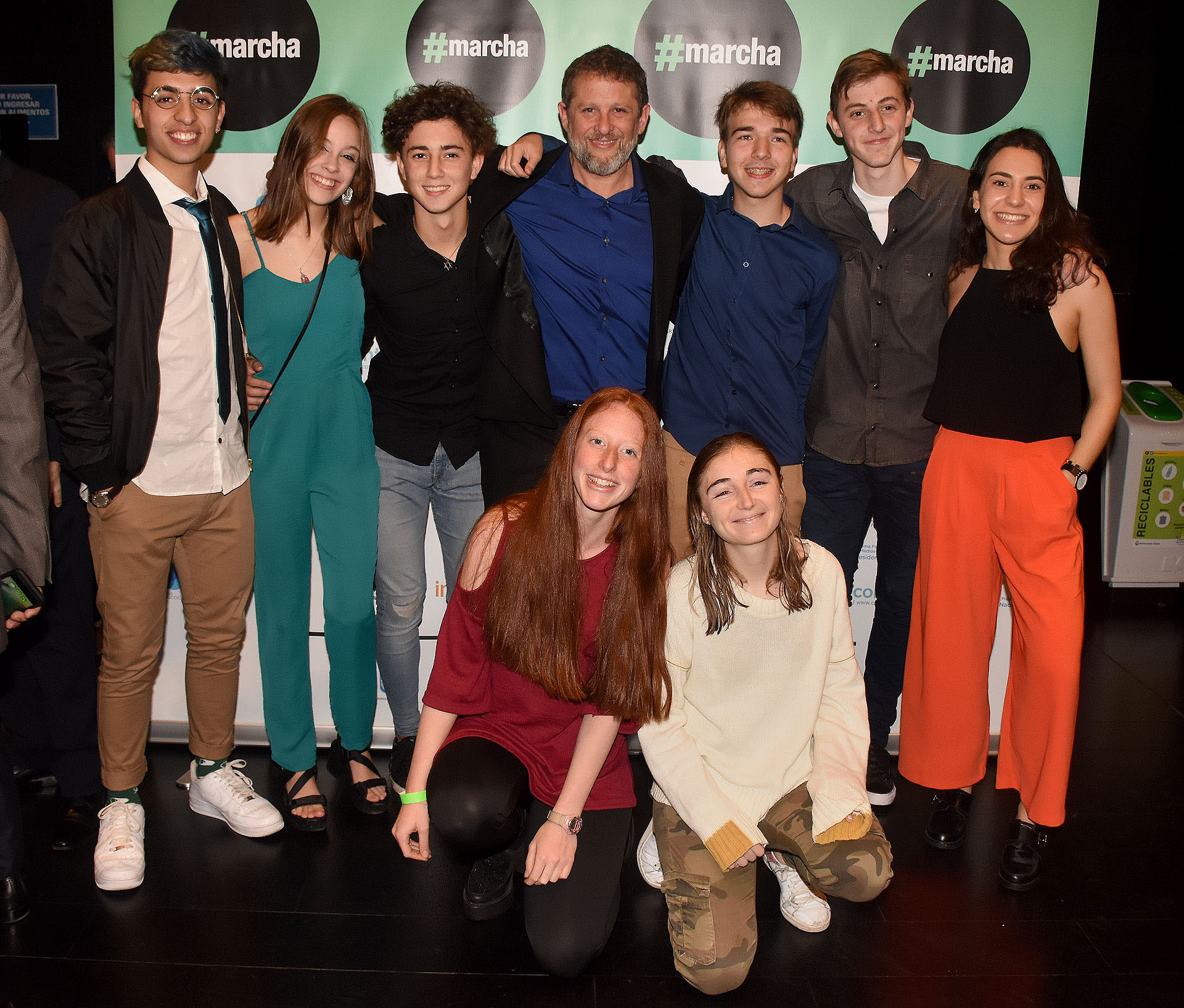Marcos Gorbán junto a los adolescentes que participaron de la serie documental #Marcha