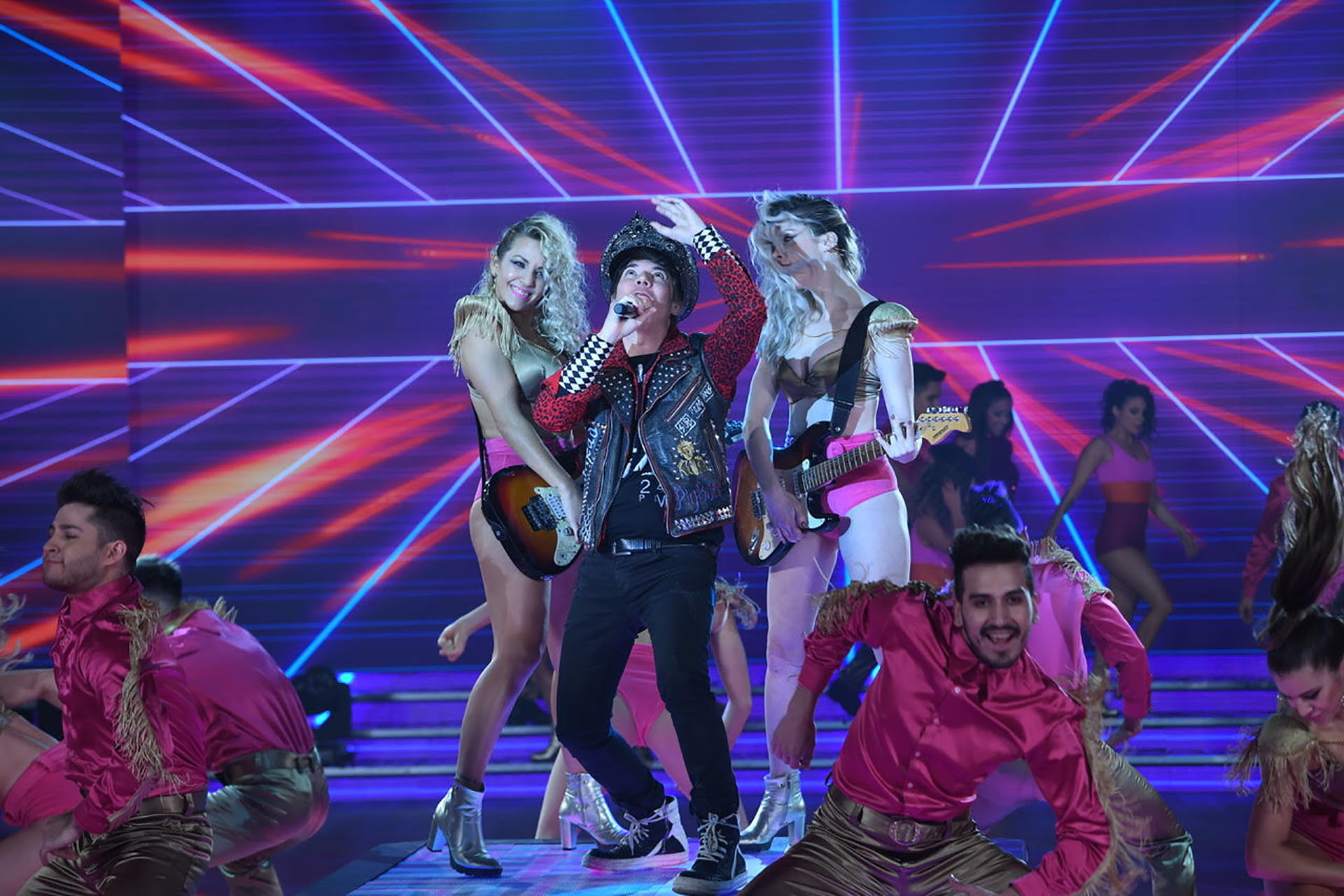 Maxi Trusso interpretó 3 temas “ochentosos” en la apertura de “ShowMatch”