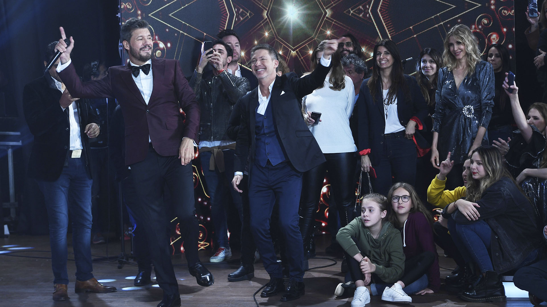 Marcelo Tinelli bailando junto a Adrián Suar