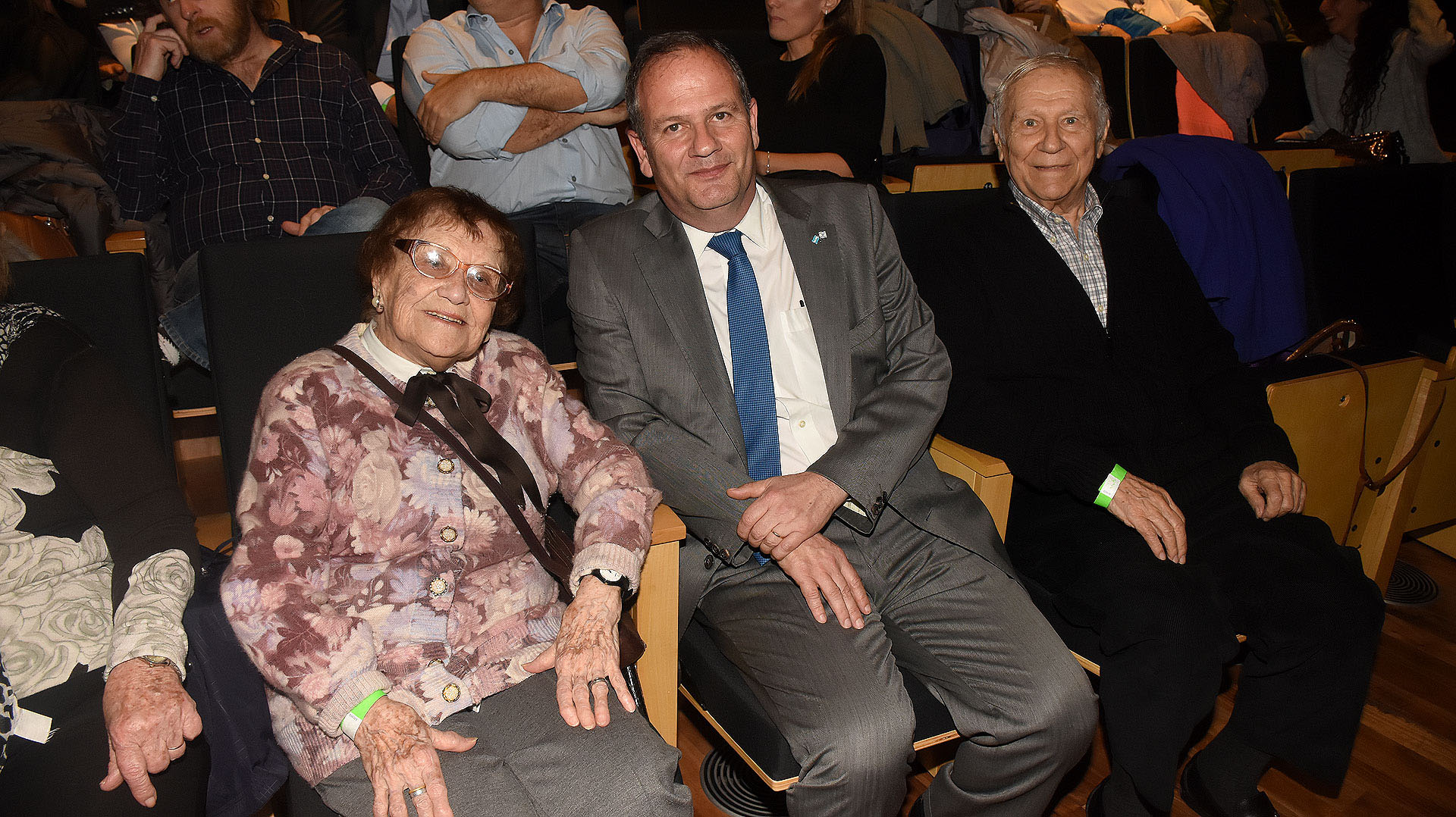 El embajador Ilan Sztulman junto a Lea Zajac de Novera y Julius Hollander, sobrevivientes de Auschwitz
