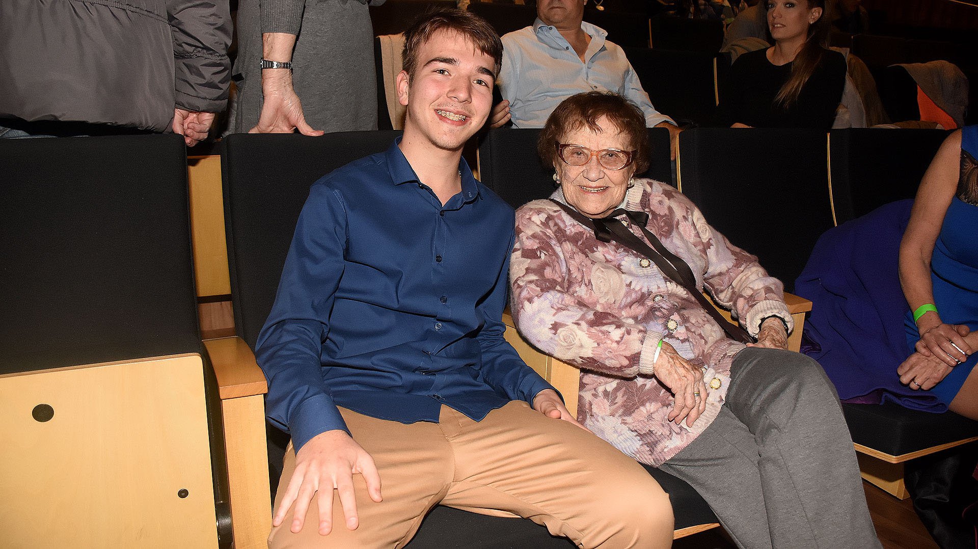 En cada episodio, los adolescentes que viajaron entrevistarán a sobrevivientes de Auschwitz que viven actualmente en Argentina, quienes compartirán con ellos sus recuerdos en primera persona, para mantener viva la memoria