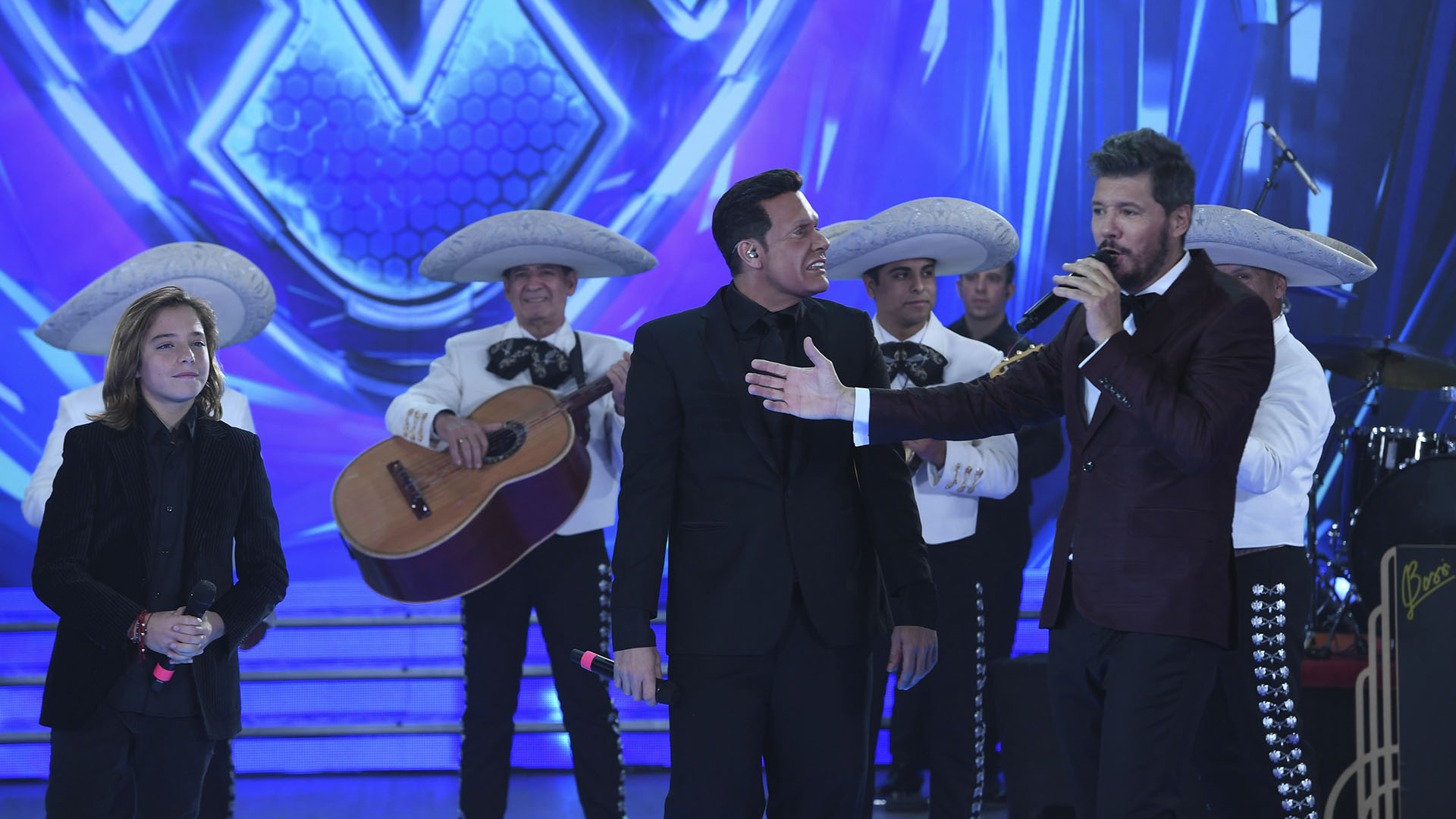 Marcelo Tinelli con Izan Llunas y Luis Miguel, imitado por Martín Bossi