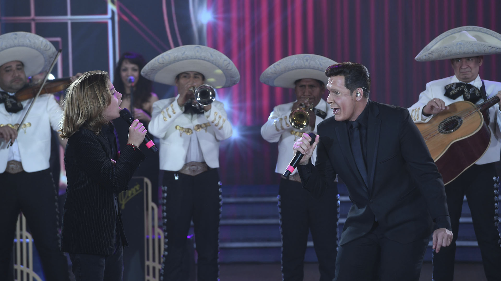 Izan Llunas, que interpretó al “Rey Sol” de pequeño en la exitosa serie de Netflix, cantando junto a Martín Bossi, imitando a Luis Miguel