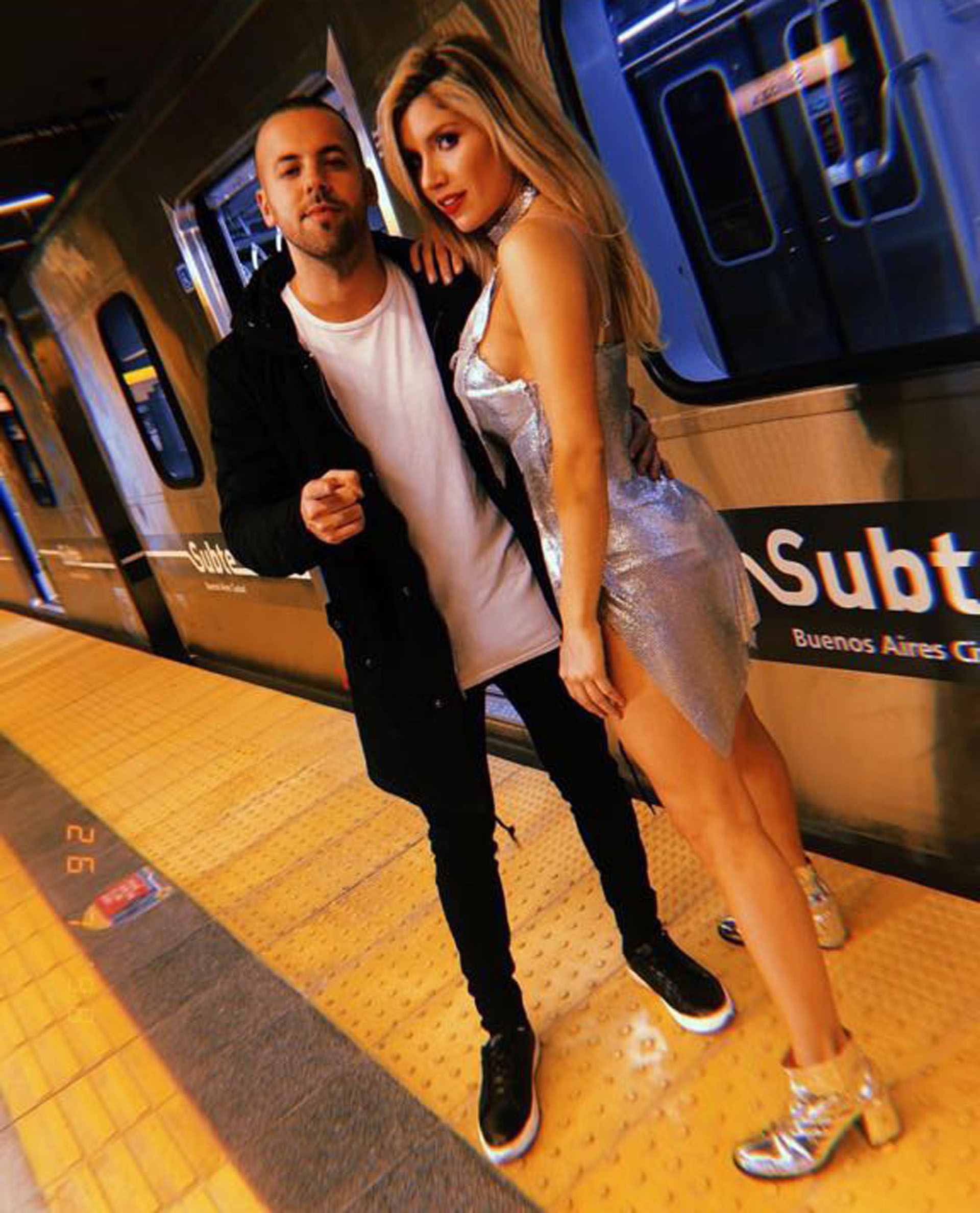 Laurita Fernández y Mati Napp protagonizaron un cuadro musical en la estación Facultad de Derecho del Subte H