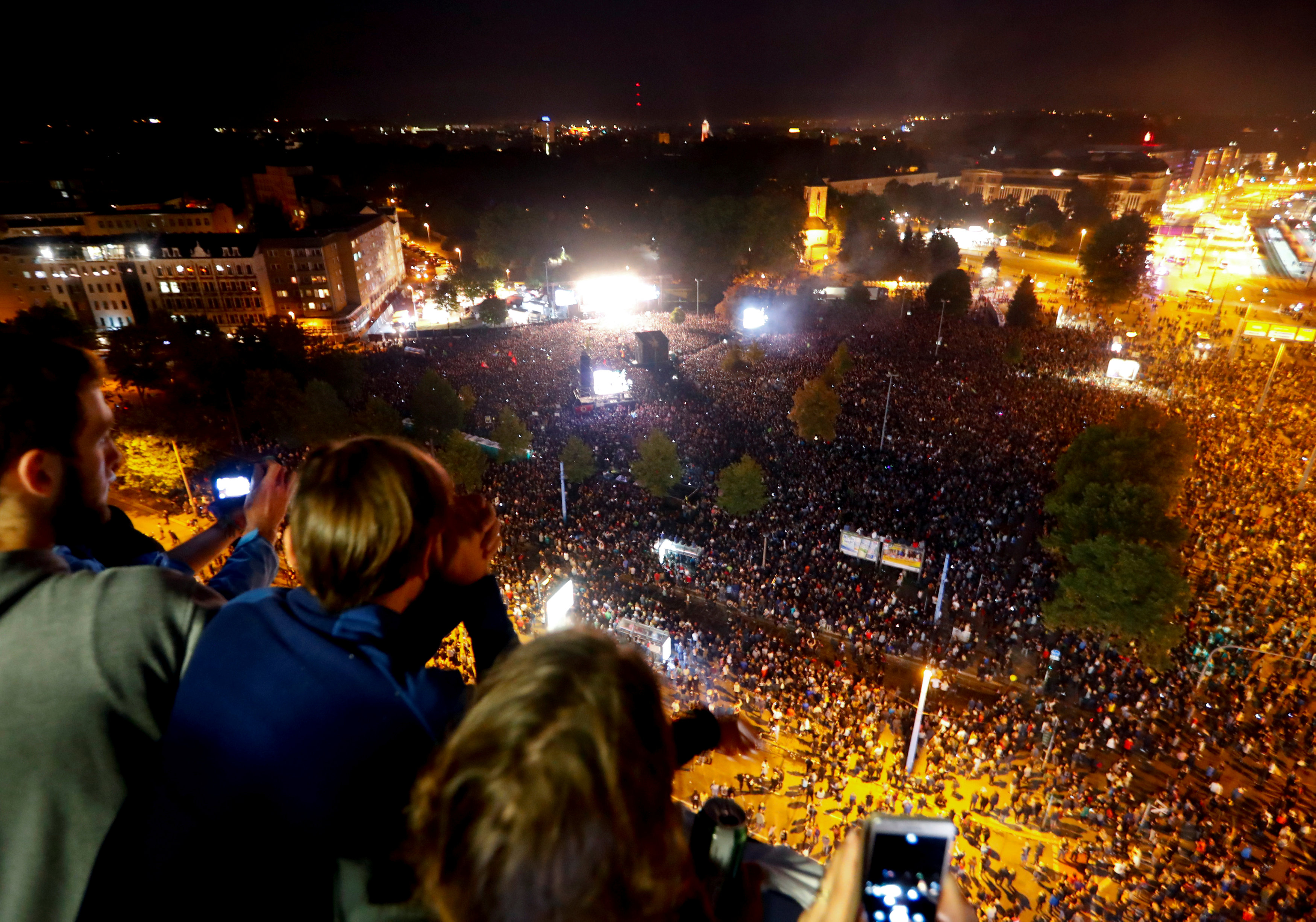 Personas observan el concierto contra el racismo en Chemnitz (Reuters/ Hannibal Hanschke)