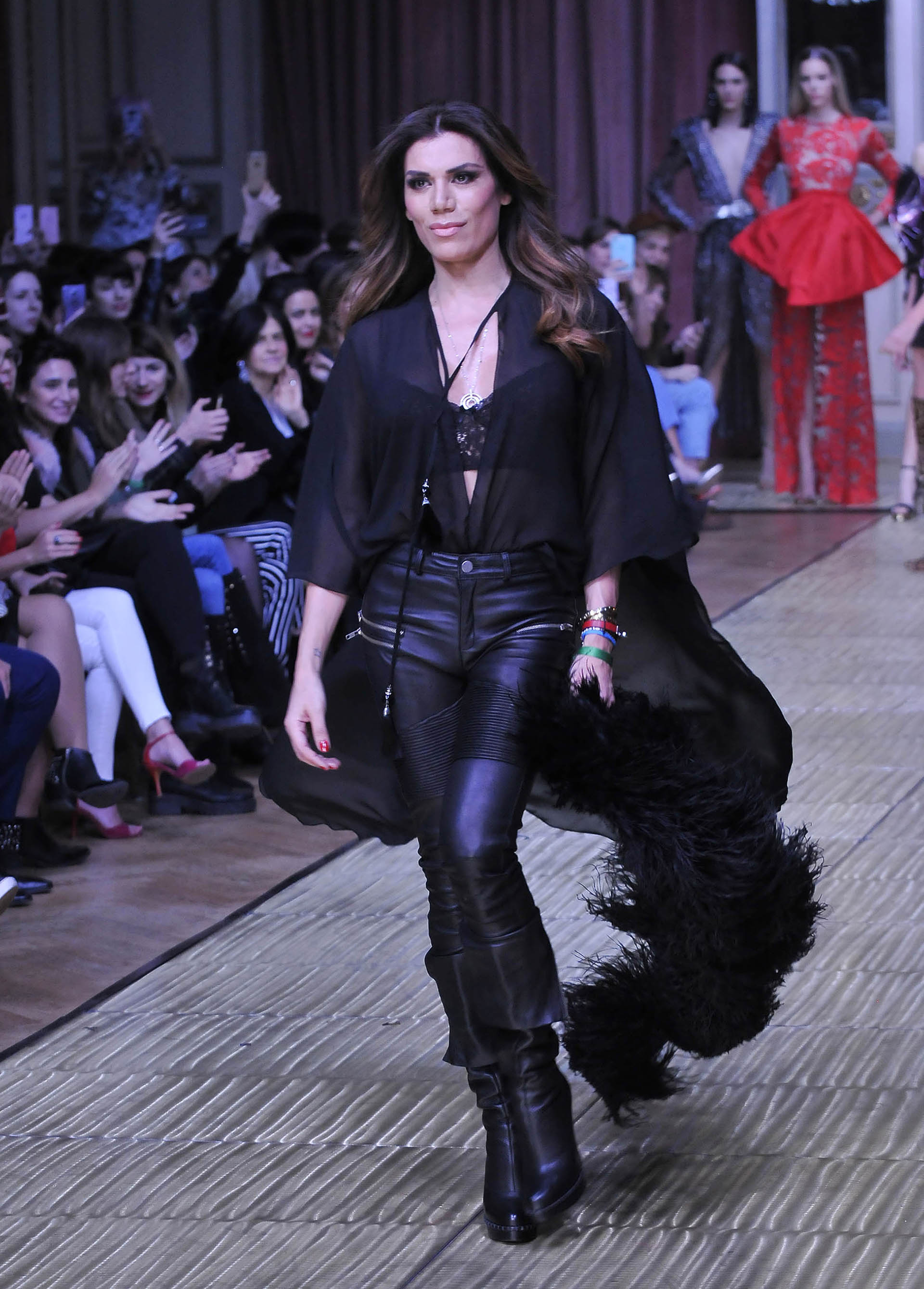 Con mucho glamour y sensualidad, Flor de la V cerró el desfile