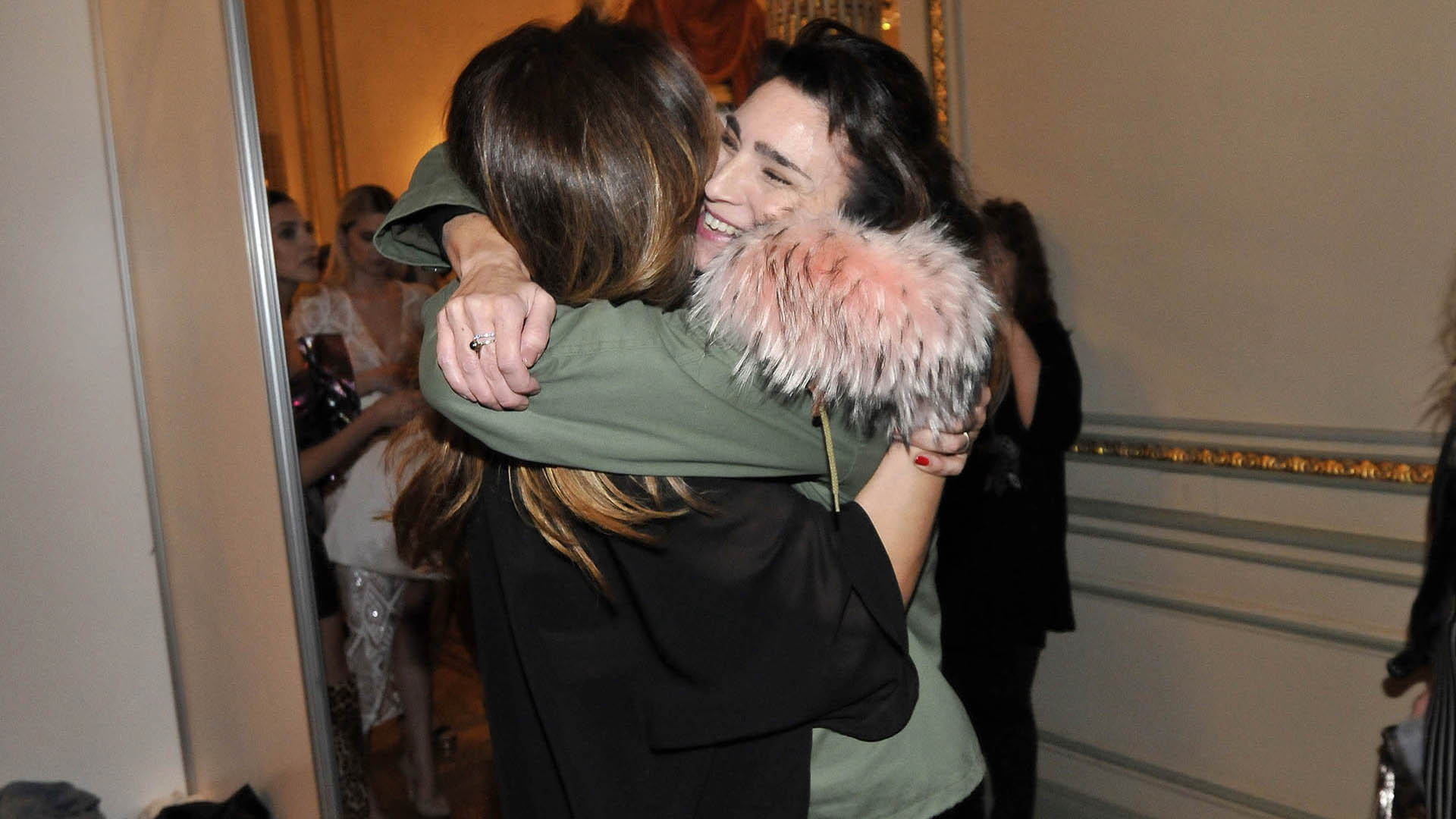 El abrazo entre la diseñadora y Valeria Bertuccelli