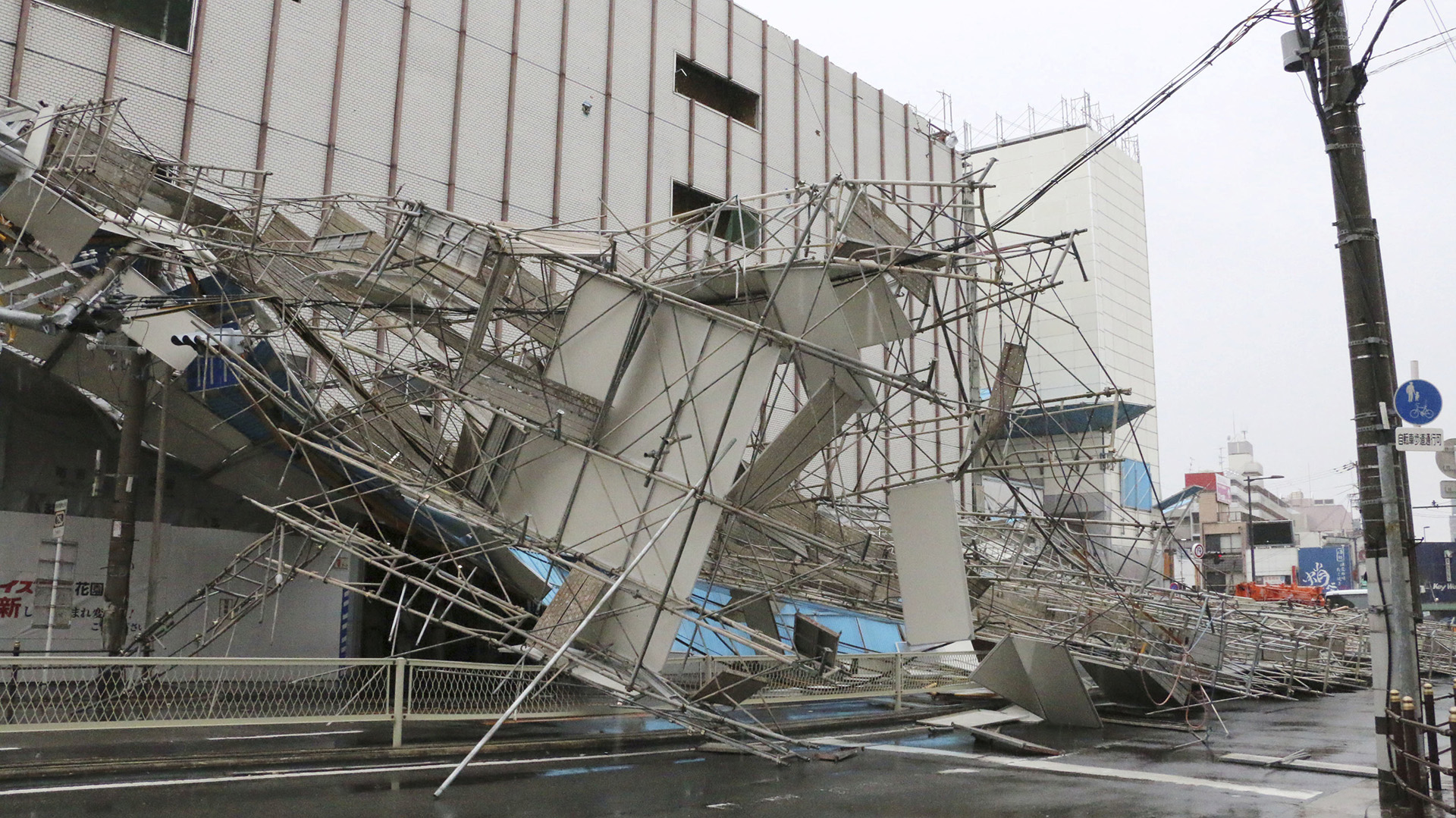 Otro edificio dañado por el tifón (Reuters)