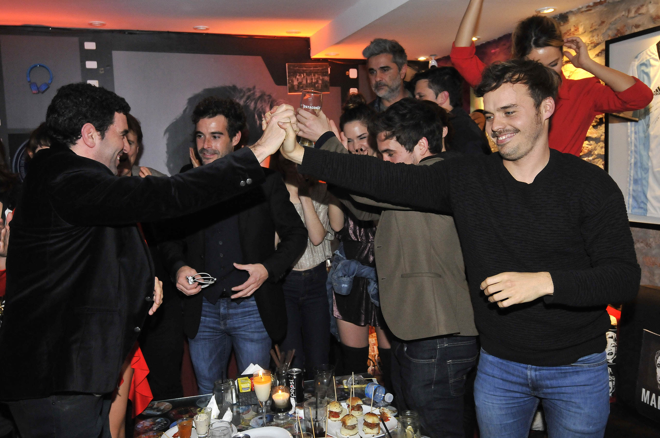El elenco de “Mi hermano es un clon” festejó el rating del primer capítulo