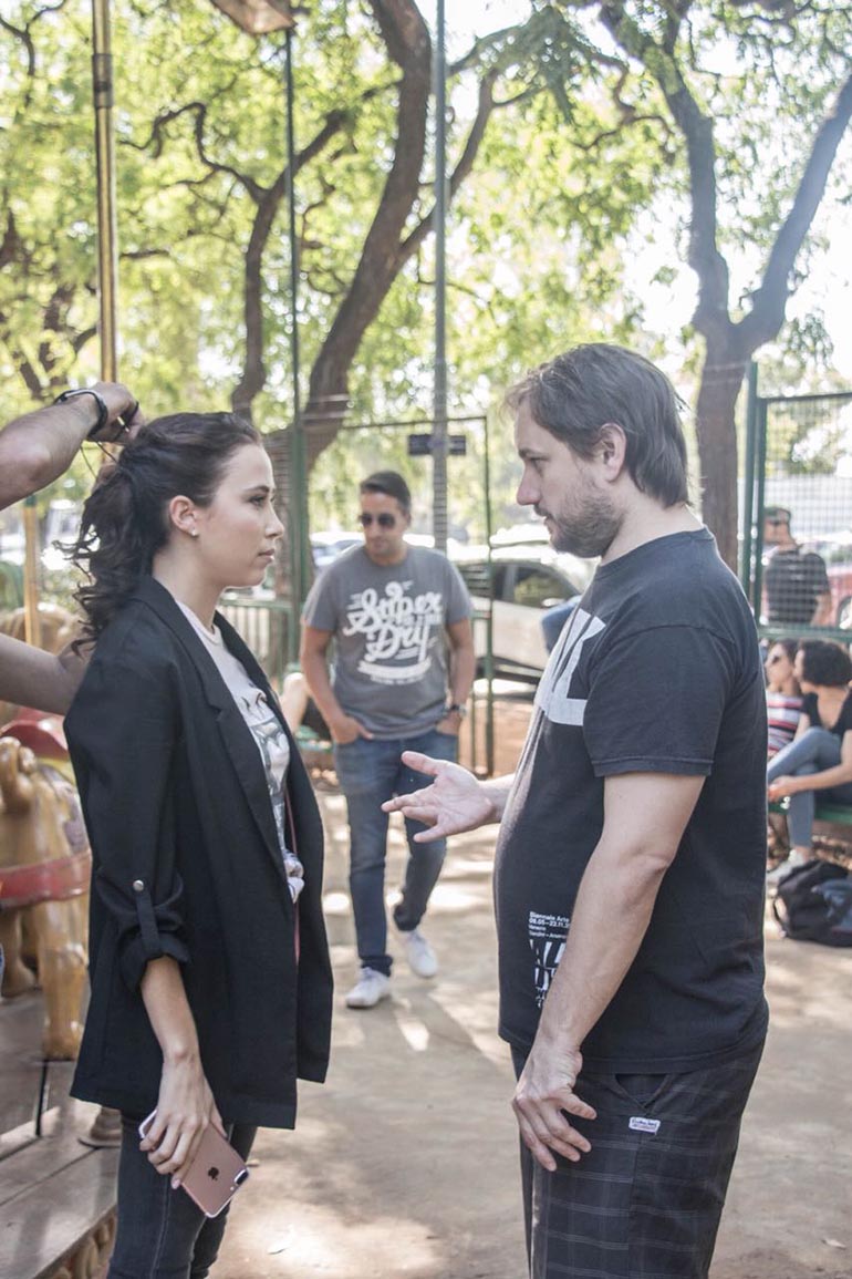 Yamila Saud con el director, Diego Corsini. Detrás el productor, Matías Levinson