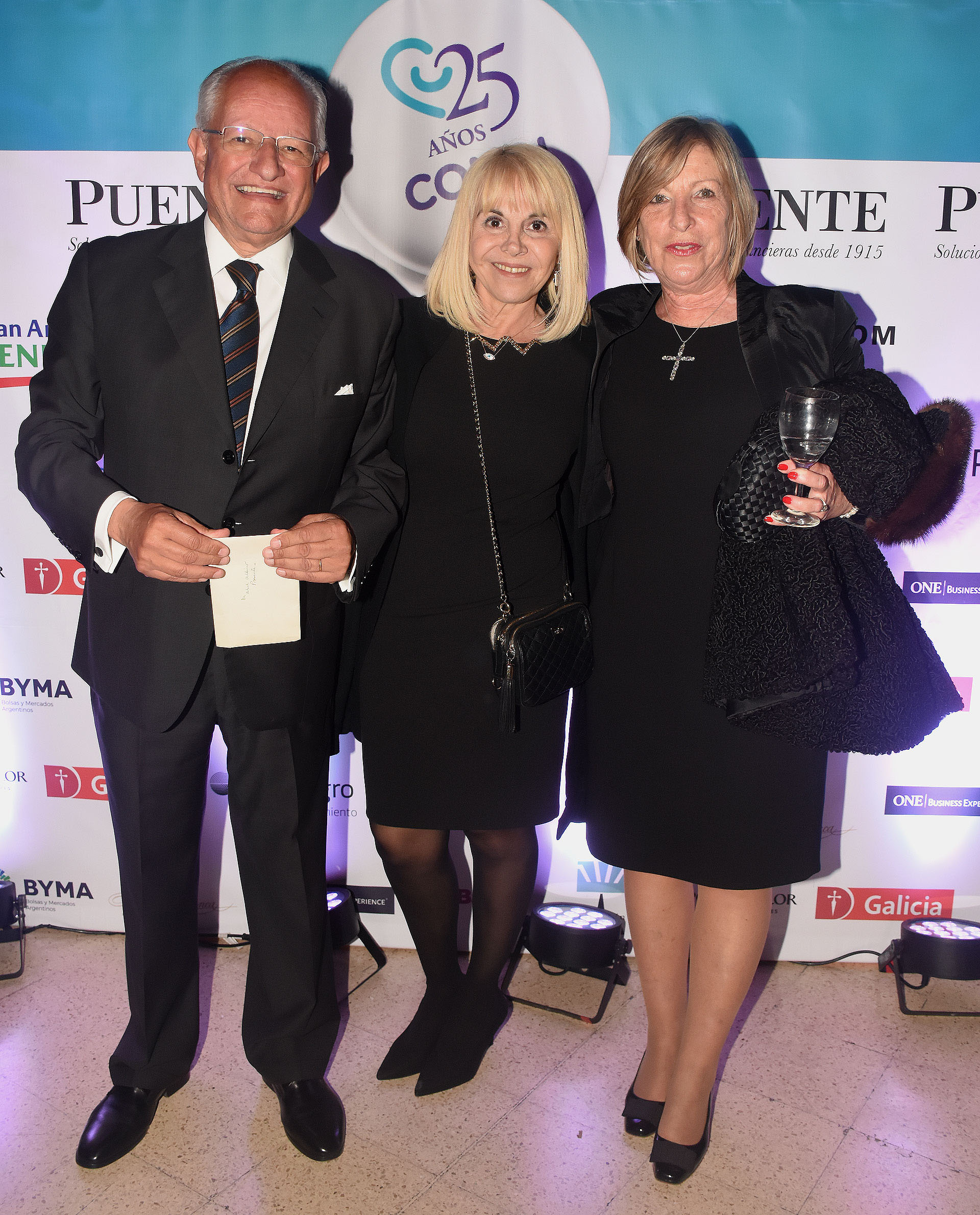 Abel Albino junto a su mujer y Claudia Villafañe