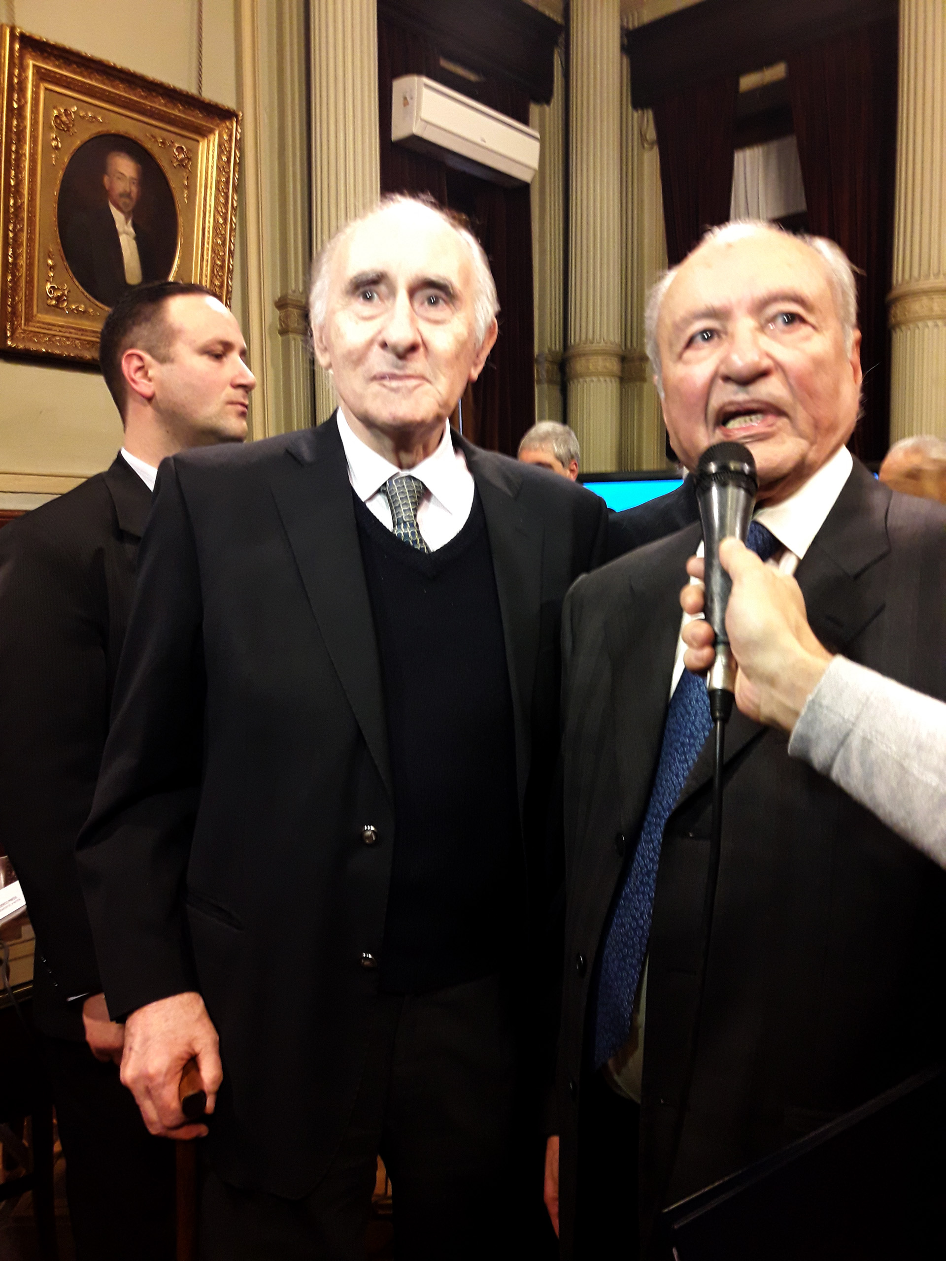 Junto al dirigente peronista Eduardo Menem