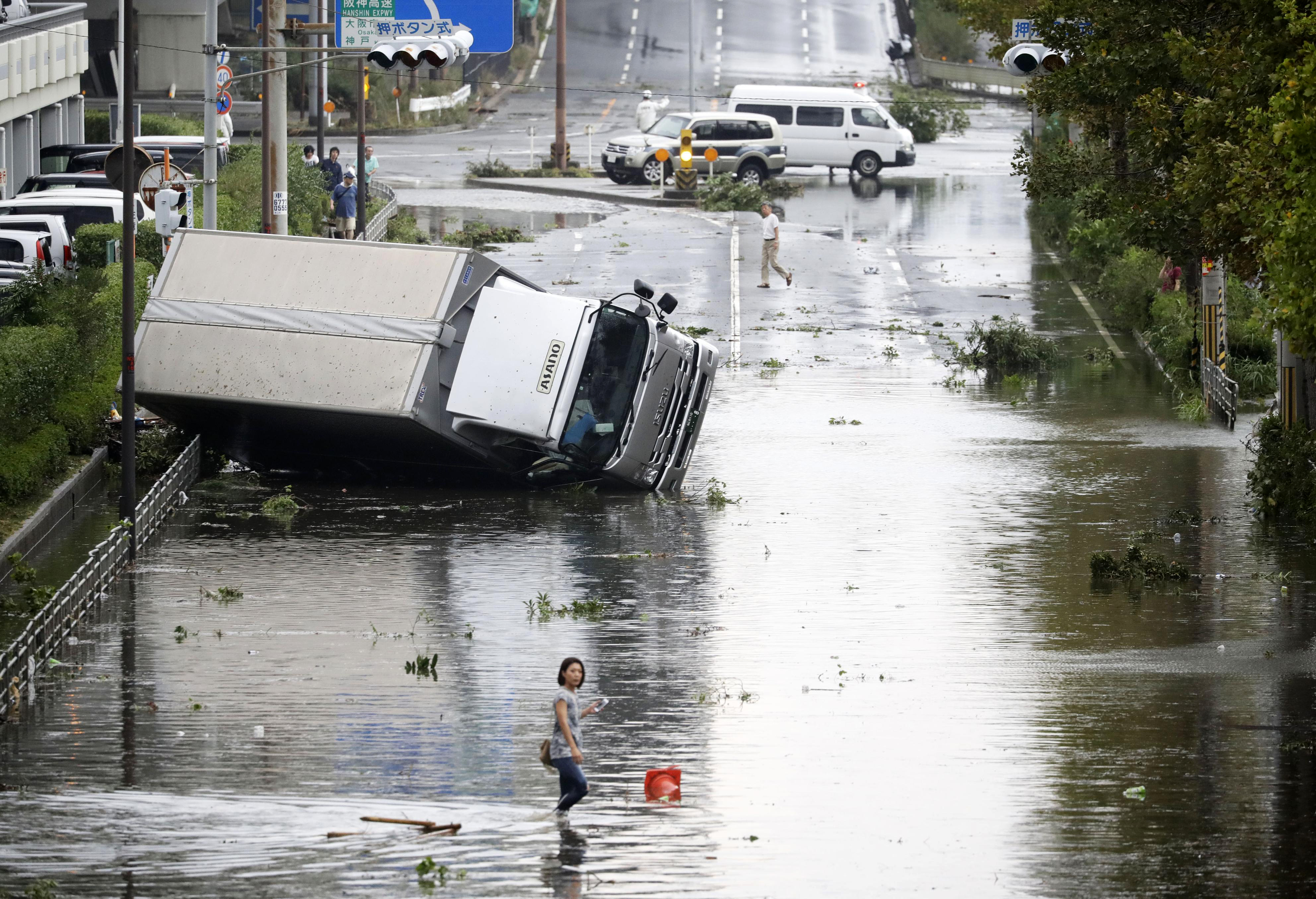 Vehículos destrozados e inundación, una terrible postal de las horas posteriores al tifón