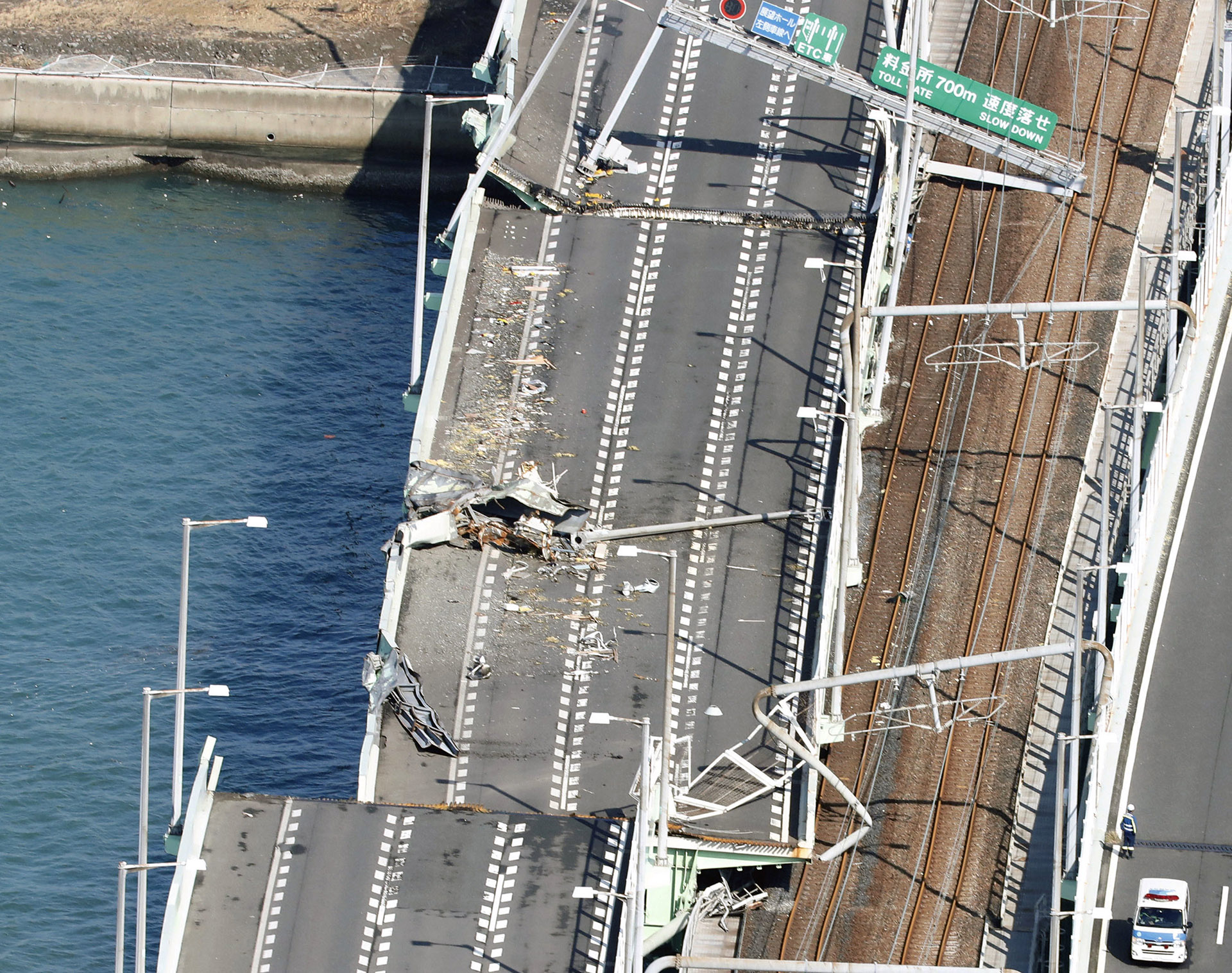 Este puente en Kansai resultó dañado tras ser golpeado por un buque de 2.600 toneladas, arrastrado por el viento