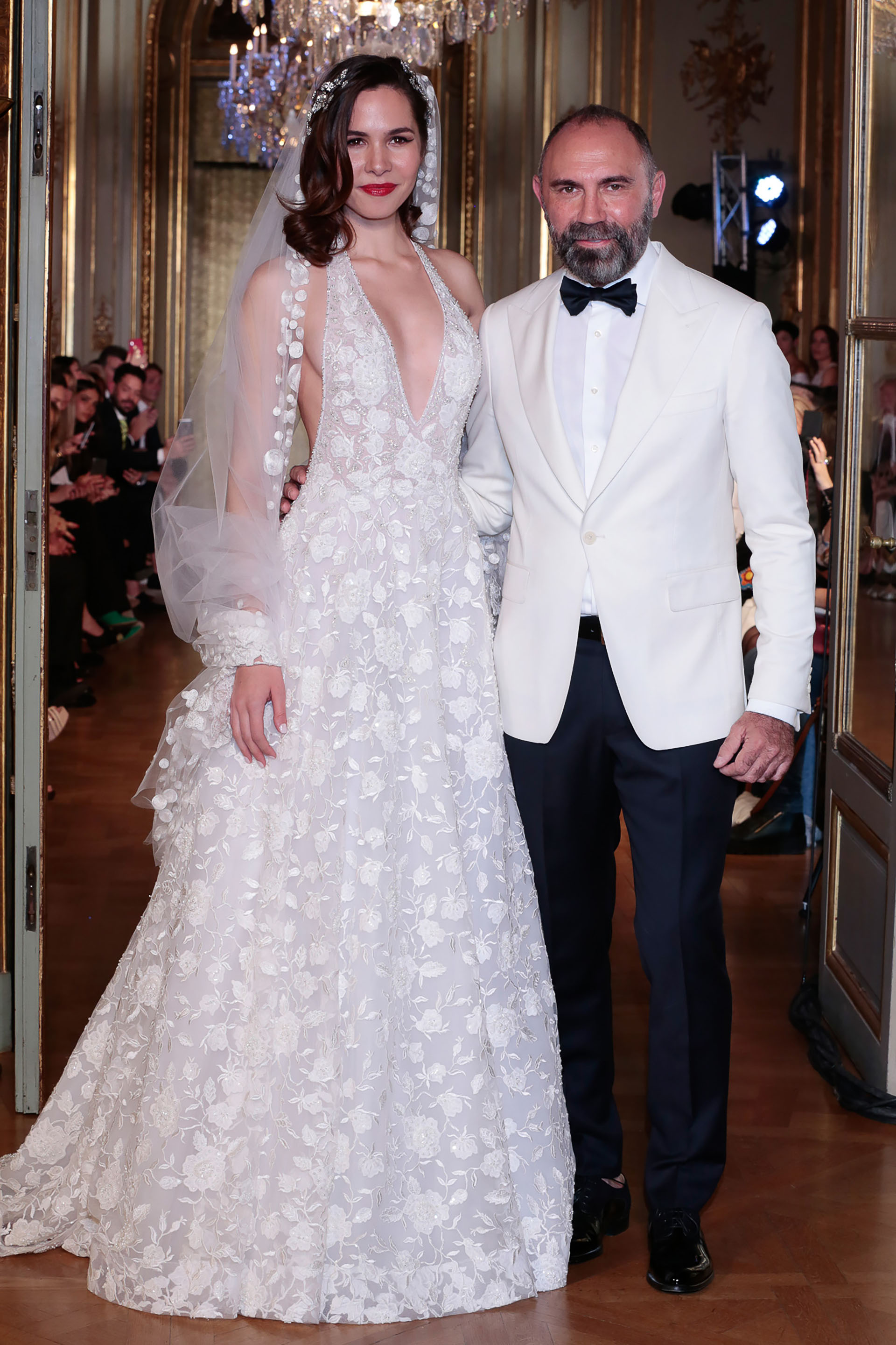 Gabriel Lage junto a una de sus modelos luciendo un fabuloso vestido de novia de su nueva colección