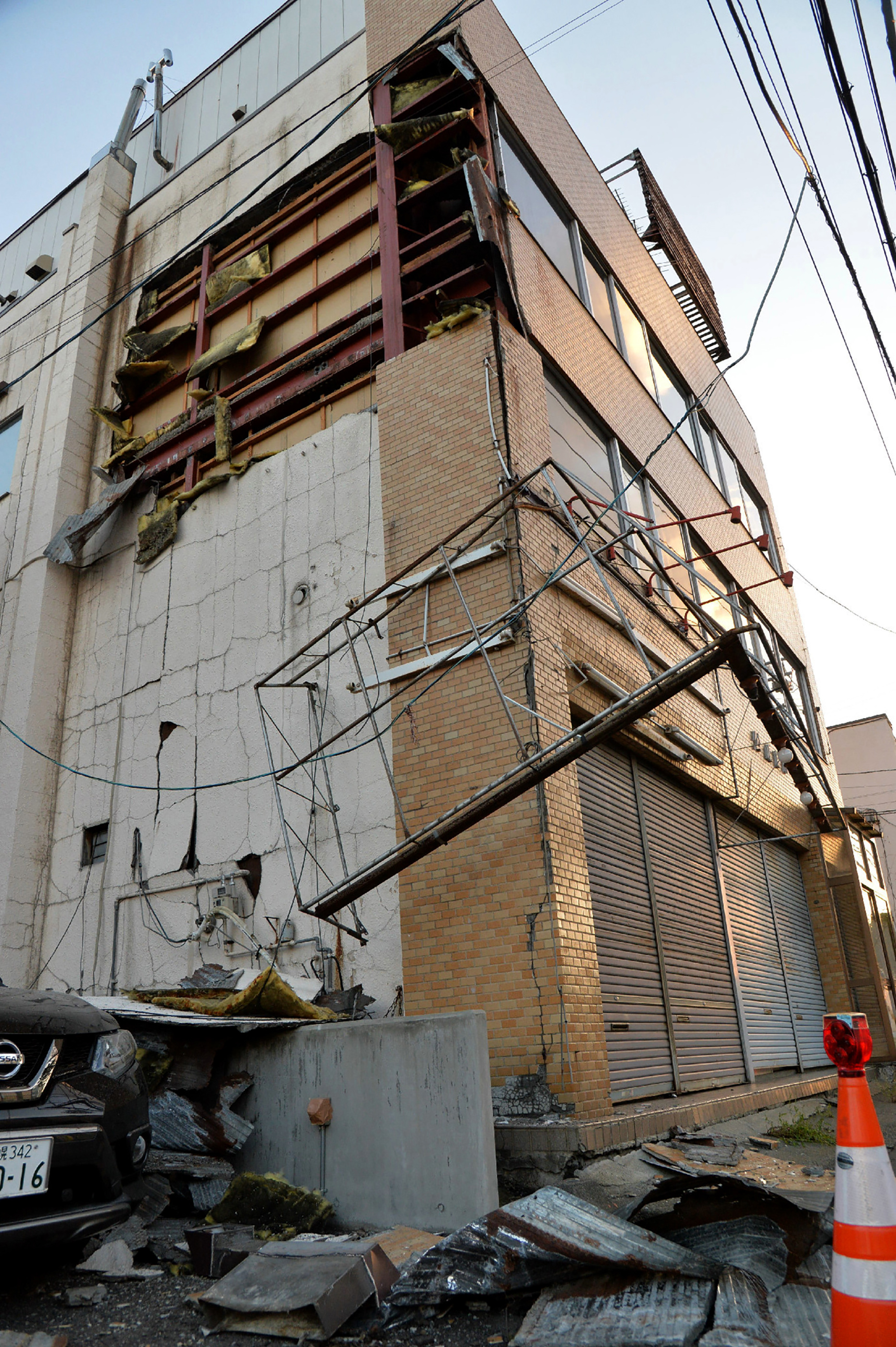 Un edificio dañano en Sapporo, Hokkaido (AFP PHOTO / JIJI PRESS / JIJI PRESS / Japan OUT)