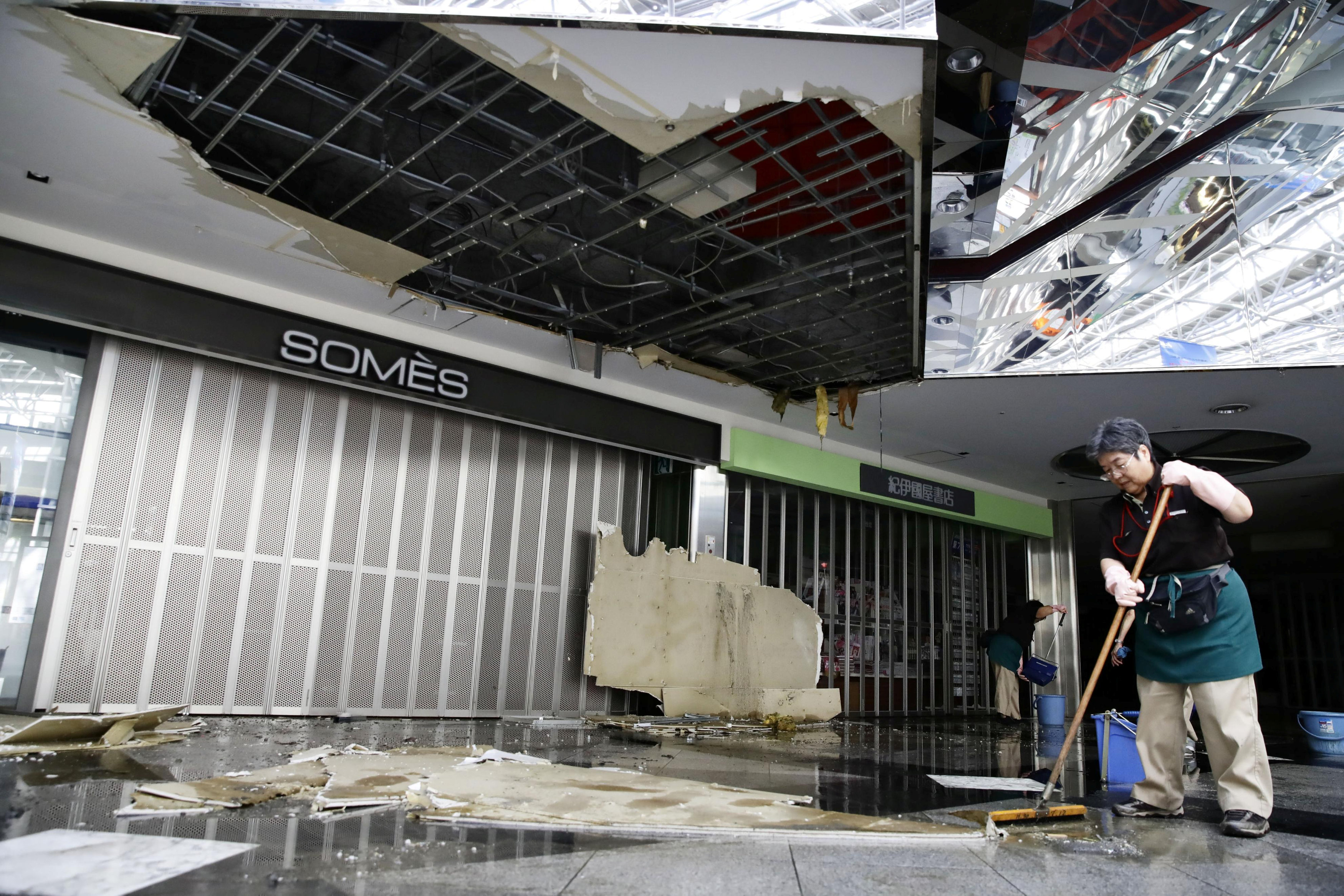 Los daños en la terminal New Chitose Airport en Chitose, Hokkaido (Kyodo via REUTERS)