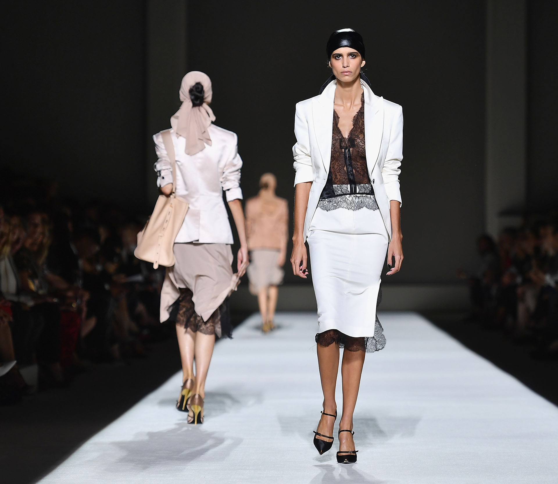 Trajes femeninos en blanco, negro y malva. El toque must: los pañuelos en la cabeza
